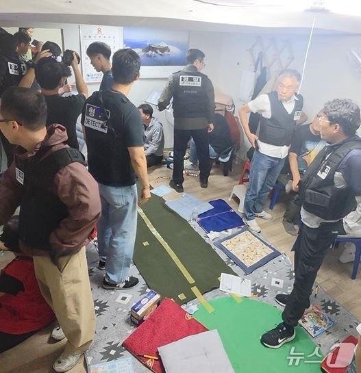 본문 이미지 - 경찰이 지난 12일 경남 창원시 의창구 동읍 한 주택에서 도박판을 벌이고 있던 피의자들을 현행범으로 체포하고 있다.(경남경찰청 제공. 재판매 및 DB금지)