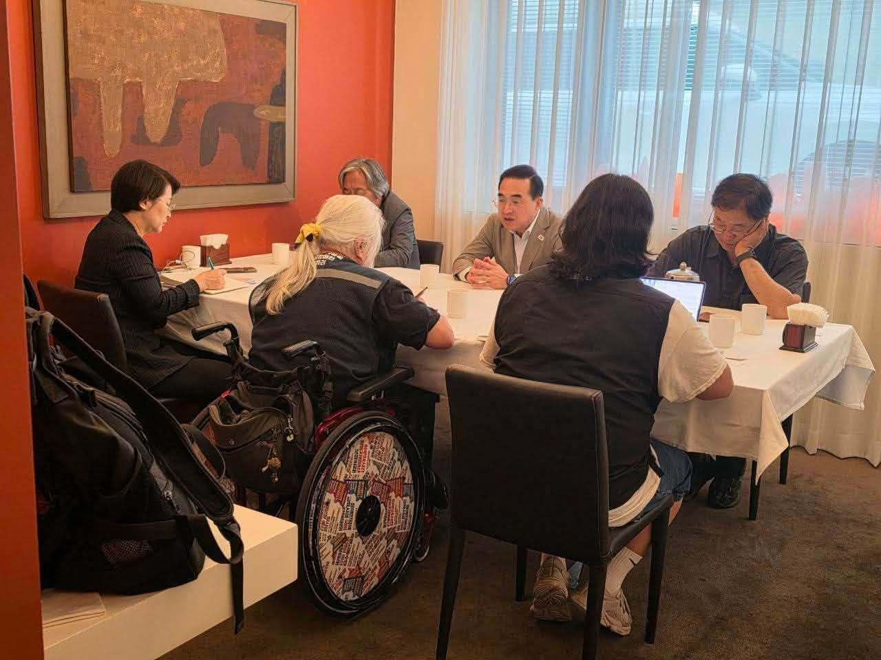 본문 이미지 - 19일 박홍근 기획예산처 장관이 서울 중구 컨퍼런스하우스 달개비에서 전국장애인차별철폐연대(전장연) 관계자들과 만나 면담하고 있다. (박홍근 기획예산처 장관 페이스북 갈무리)