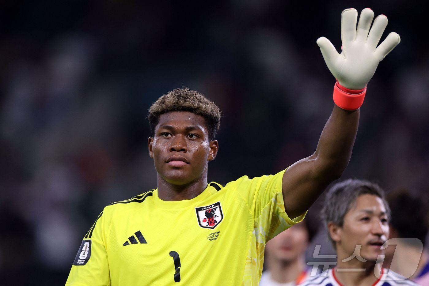 본문 이미지 - EPL 애스턴 빌라에 입단한 일본 축구대표팀 골키퍼 스즈키 자이온. ⓒ AFP=뉴스1
