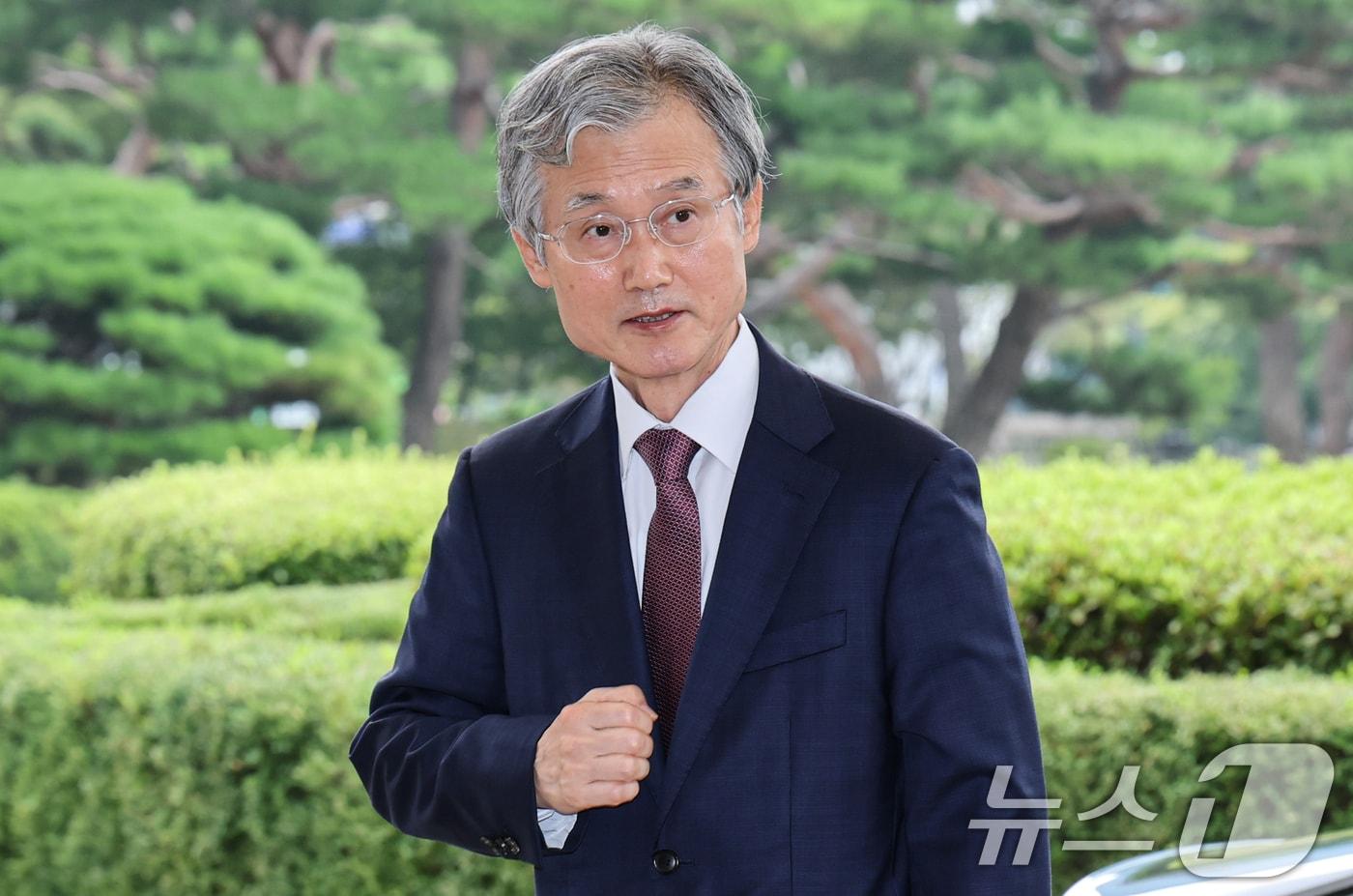 본문 이미지 - 조희대 대법원장이 20일 서울 서초구 대법원으로 출근하고 있다. 조 대법원장은 지난 18일 노태악 전 대법관과 이흥구 대법관 후임으로 손봉기 대구지방법원 부장판사와 김성수 서울고등법원 부장판사를 이재명 대통령에게 임명 제청했다. 조 대법원장이 관례를 깨고 신임 대법관 후임을 서면 제청한 것으로 파악돼 파장이 커지고 있다. 2026.8.20 ⓒ 뉴스1 김도우 기자