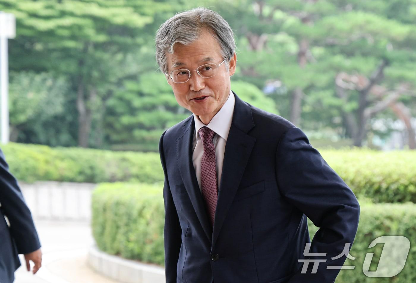 본문 이미지 - 조희대 대법원장이 20일 서울 서초구 대법원으로 출근하고 있다. 조 대법원장은 지난 18일 노태악 전 대법관과 이흥구 대법관 후임으로 손봉기 대구지방법원 부장판사와 김성수 서울고등법원 부장판사를 이재명 대통령에게 임명 제청했다. 조 대법원장이 관례를 깨고 신임 대법관 후임을 서면 제청한 것으로 파악돼 파장이 커지고 있다. 2026.8.20 ⓒ 뉴스1 김도우 기자