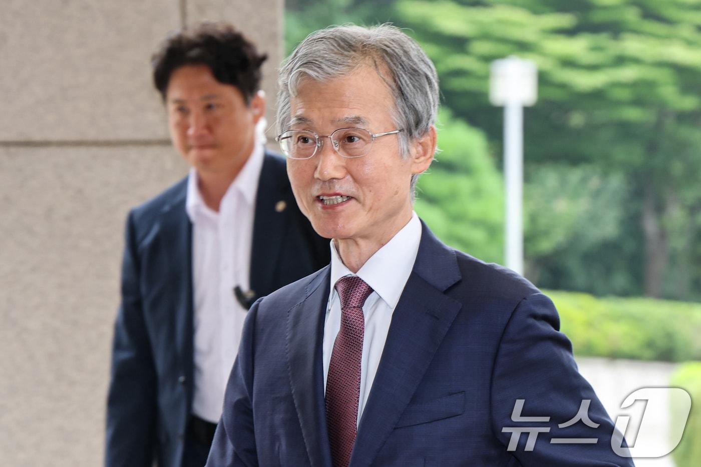본문 이미지 - 조희대 대법원장이 20일 서울 서초구 대법원으로 출근하고 있다. 조 대법원장은 지난 18일 노태악 전 대법관과 이흥구 대법관 후임으로 손봉기 대구지방법원 부장판사와 김성수 서울고등법원 부장판사를 이재명 대통령에게 임명 제청했다. 조 대법원장이 관례를 깨고 신임 대법관 후임을 서면 제청한 것으로 파악돼 파장이 커지고 있다. 2026.8.20 ⓒ 뉴스1 김도우 기자