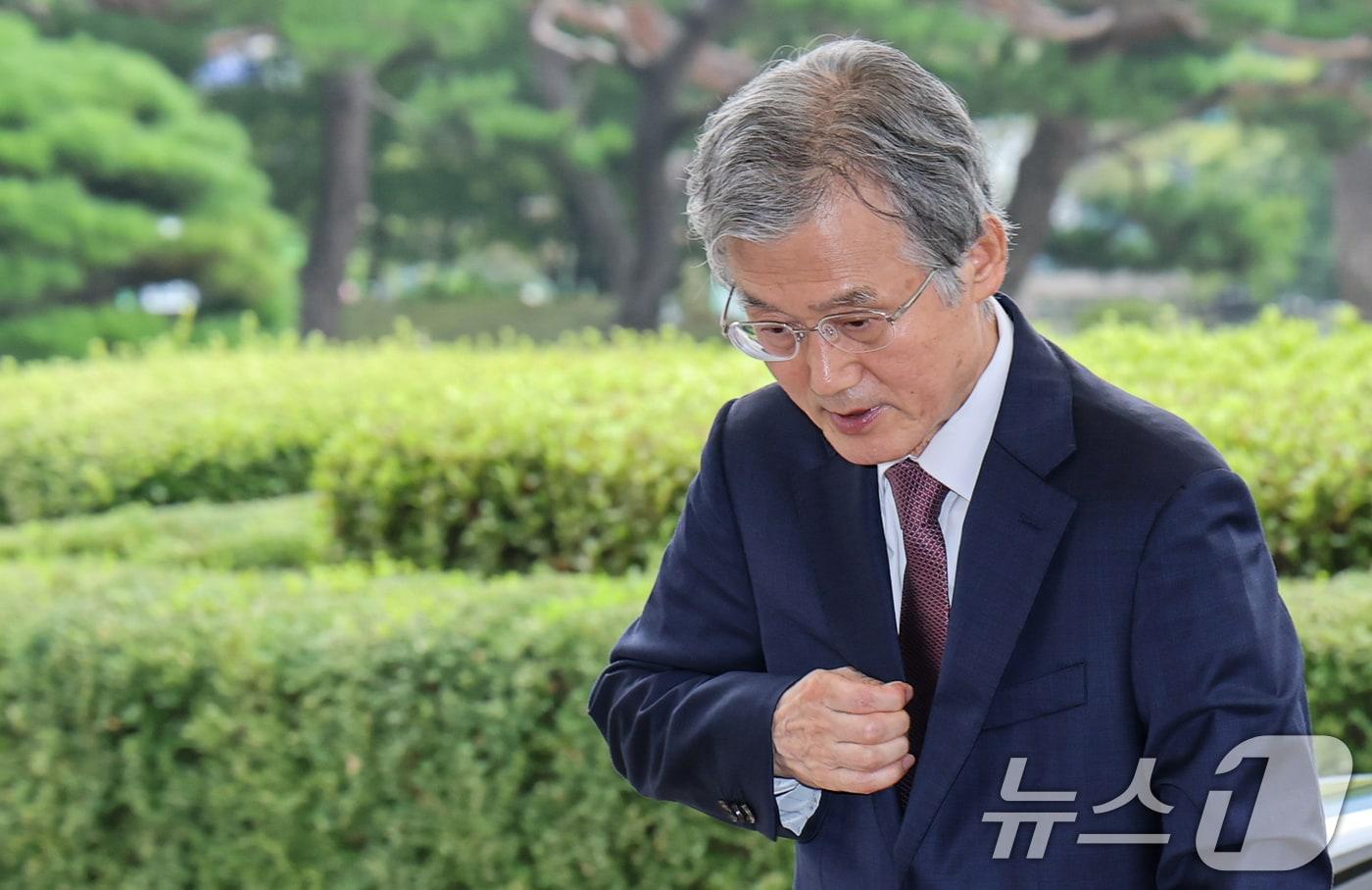 본문 이미지 - 조희대 대법원장이 20일 서울 서초구 대법원으로 출근하고 있다. 조 대법원장은 지난 18일 노태악 전 대법관과 이흥구 대법관 후임으로 손봉기 대구지방법원 부장판사와 김성수 서울고등법원 부장판사를 이재명 대통령에게 임명 제청했다. 2026.8.20 ⓒ 뉴스1 김도우 기자