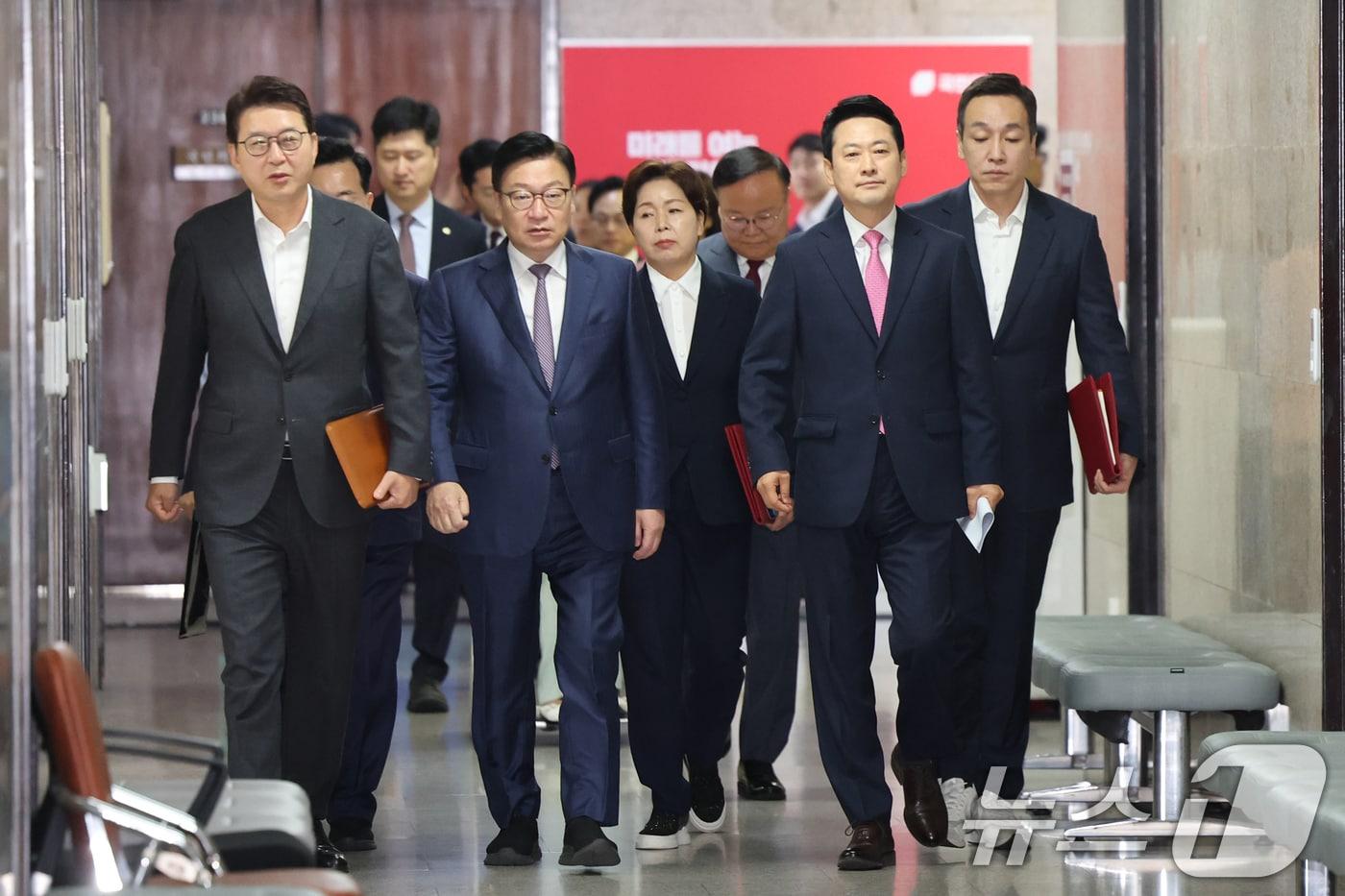 본문 이미지 - 국민의힘 장동혁 대표와 정점식 원내대표 등 지도부가 20일 오전 서울 여의도 국회에서 열린 최고위원회의에 참석하고 있다. 2026.8.20 ⓒ 뉴스1 황기선 기자