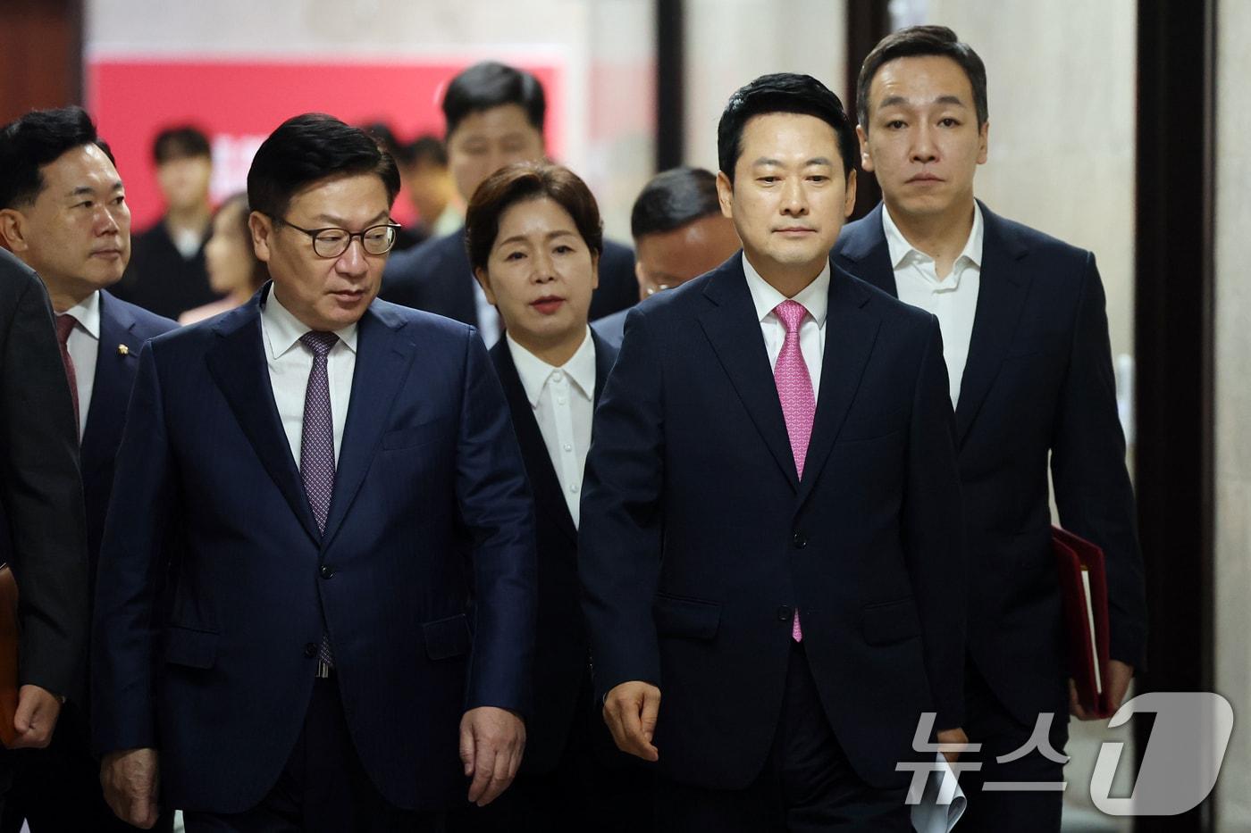 본문 이미지 - 국민의힘 장동혁 대표와 정점식 원내대표 등 지도부가 20일 오전 서울 여의도 국회에서 열린 최고위원회의에 참석하고 있다. 2026.8.20 ⓒ 뉴스1 황기선 기자