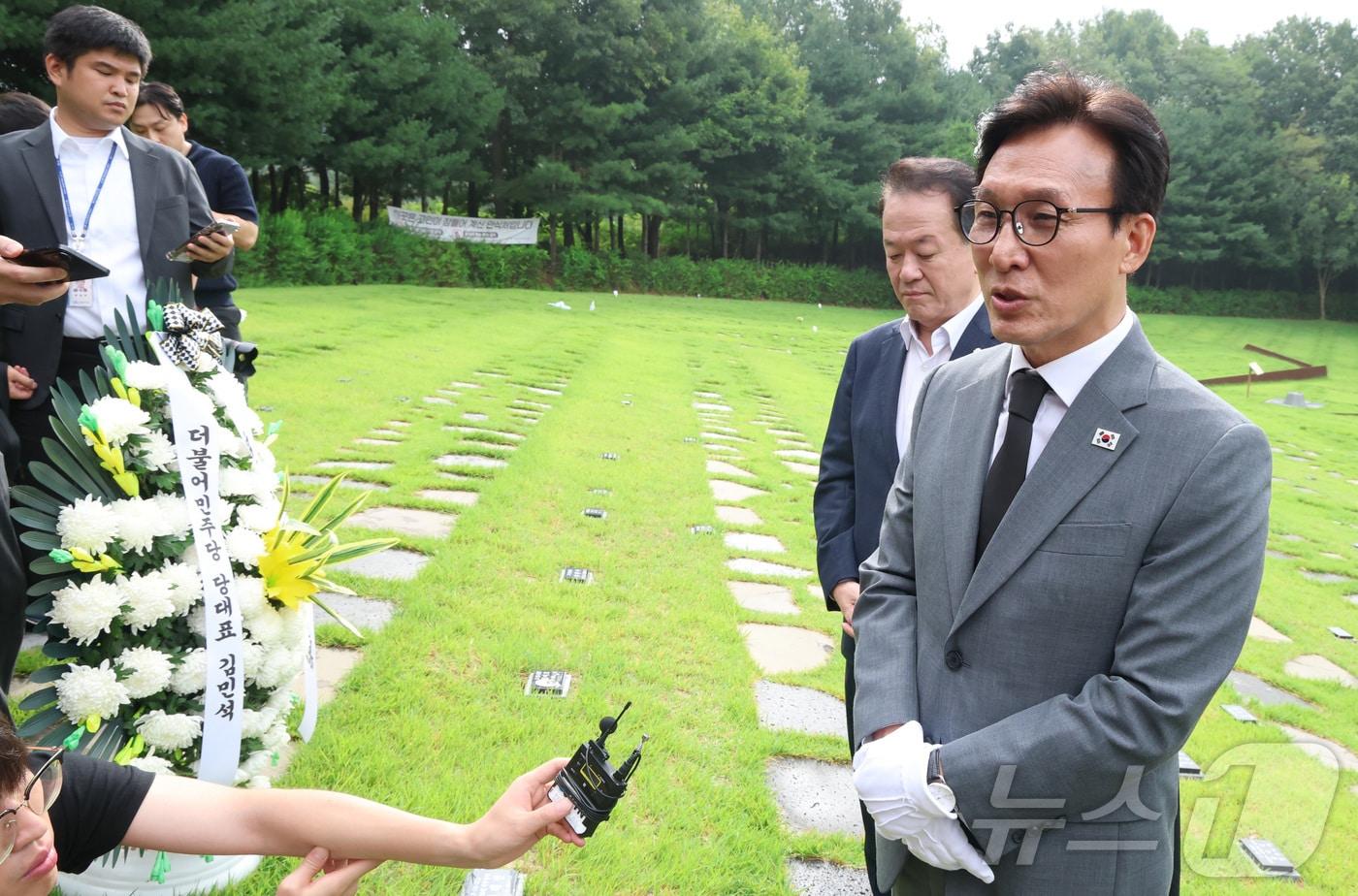 본문 이미지 - 김민석 더불어민주당 대표가 20일 오전 세종시 은하수공원에 안장된 고(故) 이해찬 전 국무총리의 묘역을 찾아 참배한 뒤 발언하고 있다. 2026.8.20 ⓒ 뉴스1 김기남 기자