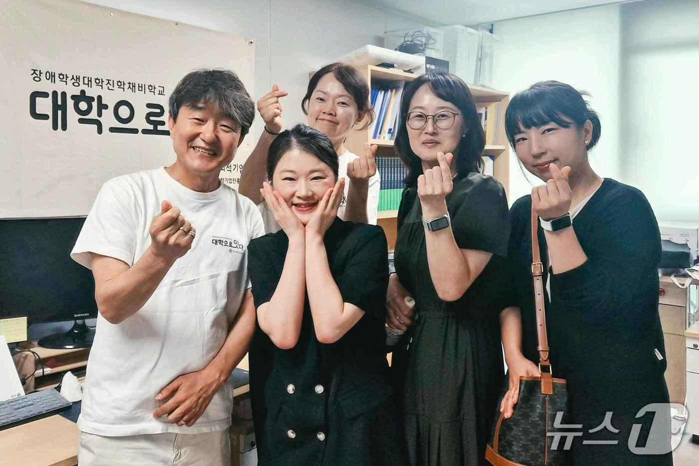 본문 이미지 - '대학으로 잇다' 김성일 대표(왼쪽 첫번째)와 학부모 자원봉사자들 (KT 제공)