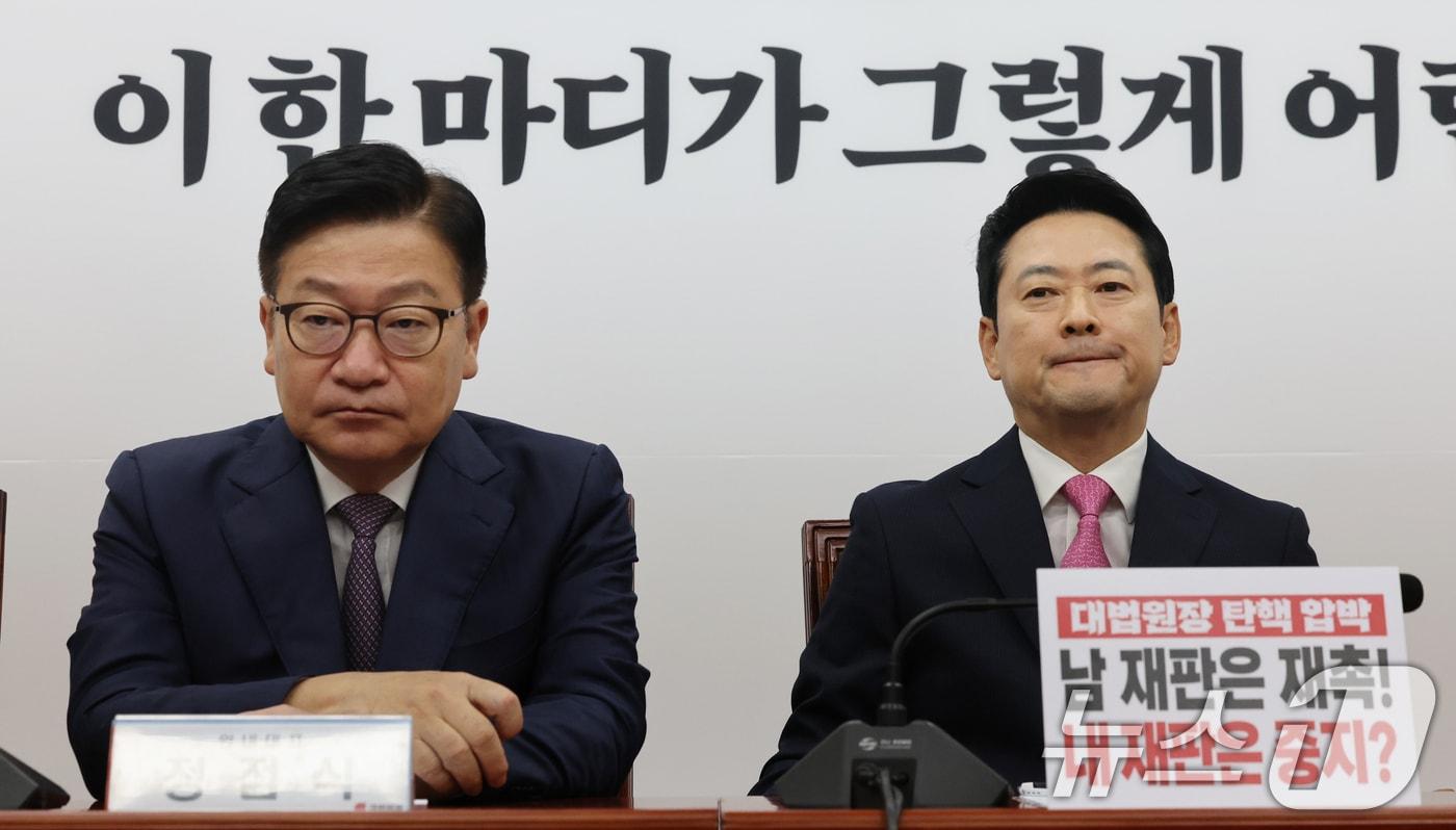 본문 이미지 - 국민의힘 장동혁 대표(오른쪽)와 정점식 원내대표가 20일 오전 서울 여의도 국회에서 열린 최고위원회의에 자리하고 있다. 2026.8.20 ⓒ 뉴스1 황기선 기자