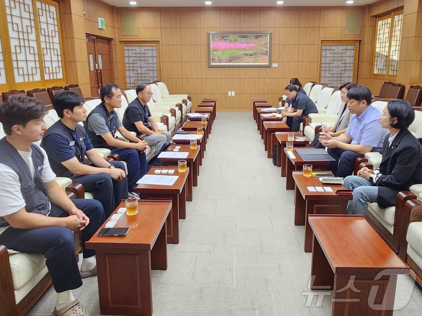 본문 이미지 - 전남광주통합특별시의회 일자리경제위원회 박만(민주당·비례대표)·신연순(진보당·비례대표)·박수민(민주당·북구1) 의원이 GGM 노사와 간담회를 갖고 있다.(특별시의회 제공. 재배포 및 DB 금지)