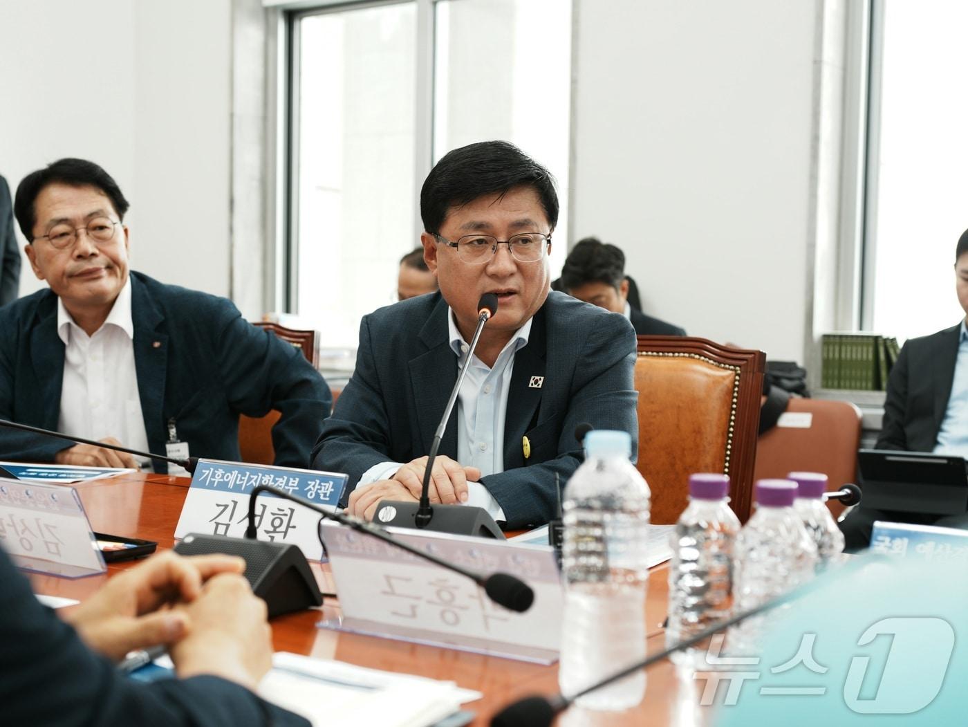 본문 이미지 - 주민 반대로 표류해 온 경기 하남 동서울 변전·변환소 증설 문제를 풀기 위한 2달간의 협의가 20일 시작됐다. 20일 기후에너지환경부와 한국전력공사, 증설에 반대하는 주민단체 및 인근 아파트 단지 입주자대표 등은 서울 영등포구 국회 본관에서 동서울변환소 증설 문제를 논의할 협의체를 발족했다. 김성환 기후에너지환경부 장관이 발언하고 있다. 2026.8.20 ⓒ 뉴스1 황덕현 기후환경전문기자
