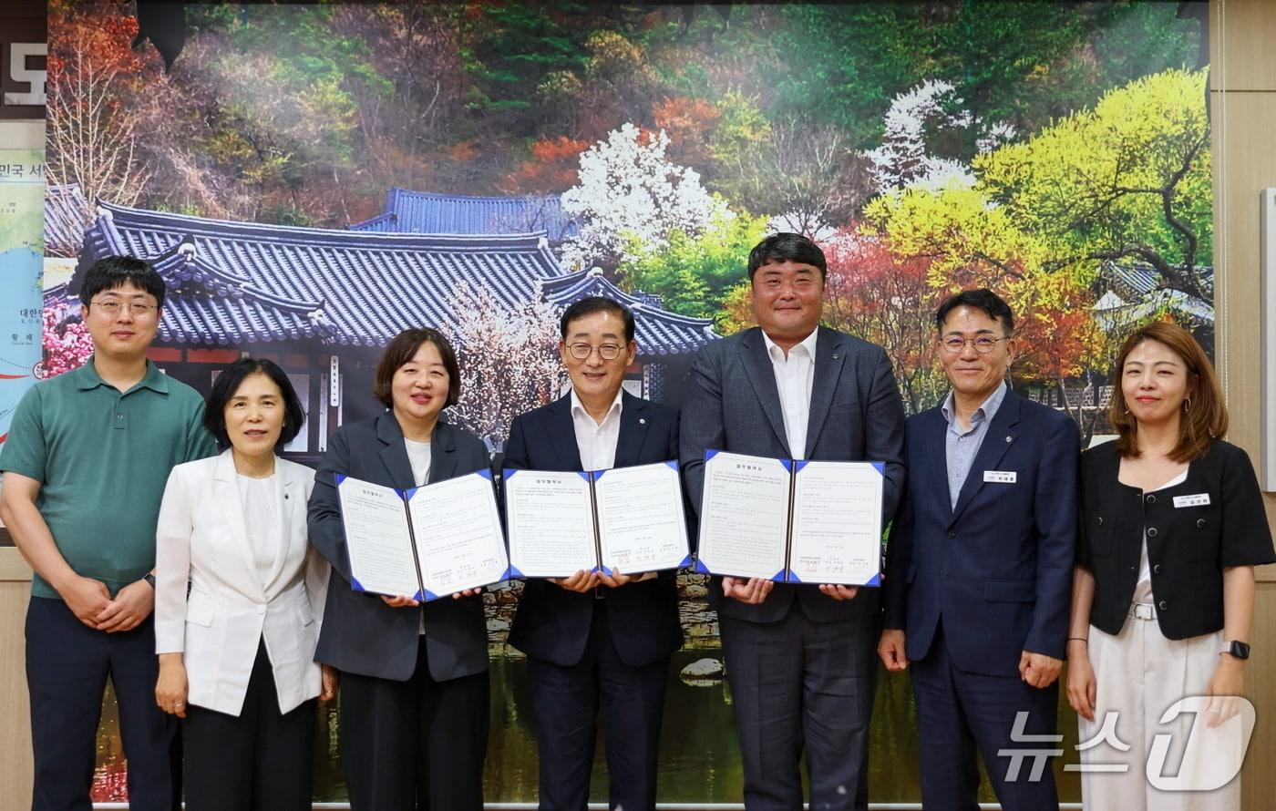 본문 이미지 - 이재각 군수(왼쪽에서 네번째)와   쏠비치 진도, 보배야놀자 영어조합법인 관계자들이 업무협약을 체결 한 뒤 기념사진을  찍고 있다.(진도군 제공, 재판매 및 DB금지)/뉴스1