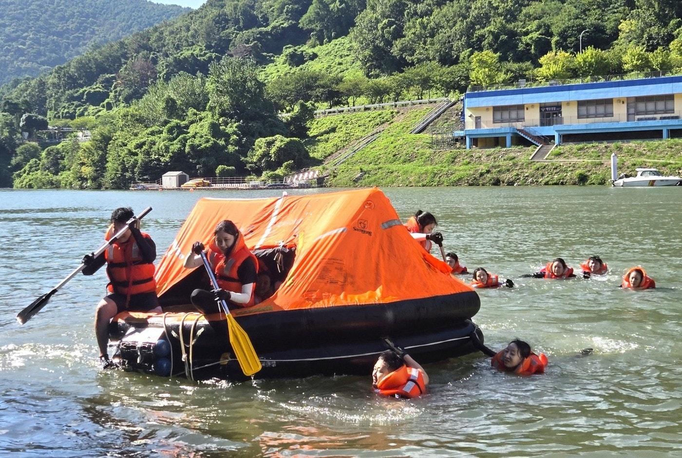 본문 이미지 - 지난 18일부터 20일까지 전남 여수 해양경찰교육원 해상구조훈련장에서 진에어, 에어부산, 에어서울 등 한진그룹 저비용항공사(LCC) 3사 객실안전교관들이 해양 구조 및 비상 탈출 훈련을 벌이는 모습(진에어 제공). 2026.8.20.