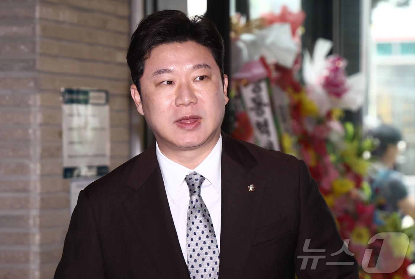본문 이미지 - 진종오 국민의힘 의원이 추가 소명을 하기 위해 20일 오전 서울 영등포구 중앙당사에서 열린 중앙윤리위원회 회의에 출석하고 있다. ⓒ 뉴스1 김민지 기자