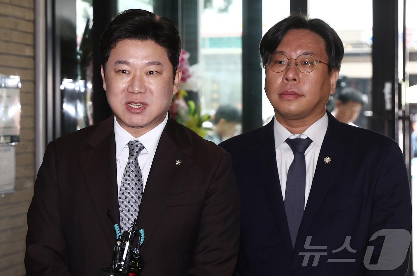 본문 이미지 - 진종오 국민의힘 의원이 20일 오전 서울 영등포구 중앙당사에서 열린 중앙윤리위원회 전체회의에 박상수 변호사와 함께 출석했다.  진 의원은 지난 6월 치러진 부산 북구갑 국회의원 보궐선거 당시 자당 박민식 후보가 아닌 무소속 후보였던 한동훈 의원의 선거 운동을 도왔고 부적절한 표현 등을 했다는 사유로 윤리위에 제소됐다. 2026.8.20 ⓒ 뉴스1 김민지 기자