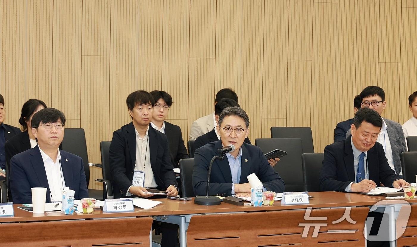 본문 이미지 - 권대영 금융위원회 부위원장이 20일 오전 서울 중구 우리은행 본점에서 열린 제2차 보이스피싱 근절 협의회에서 대응 관련 향후 과제 등을 논의하고 있다. (금융위원회 제공. 재판매 및 DB금지) 2026.8.20 ⓒ 뉴스1