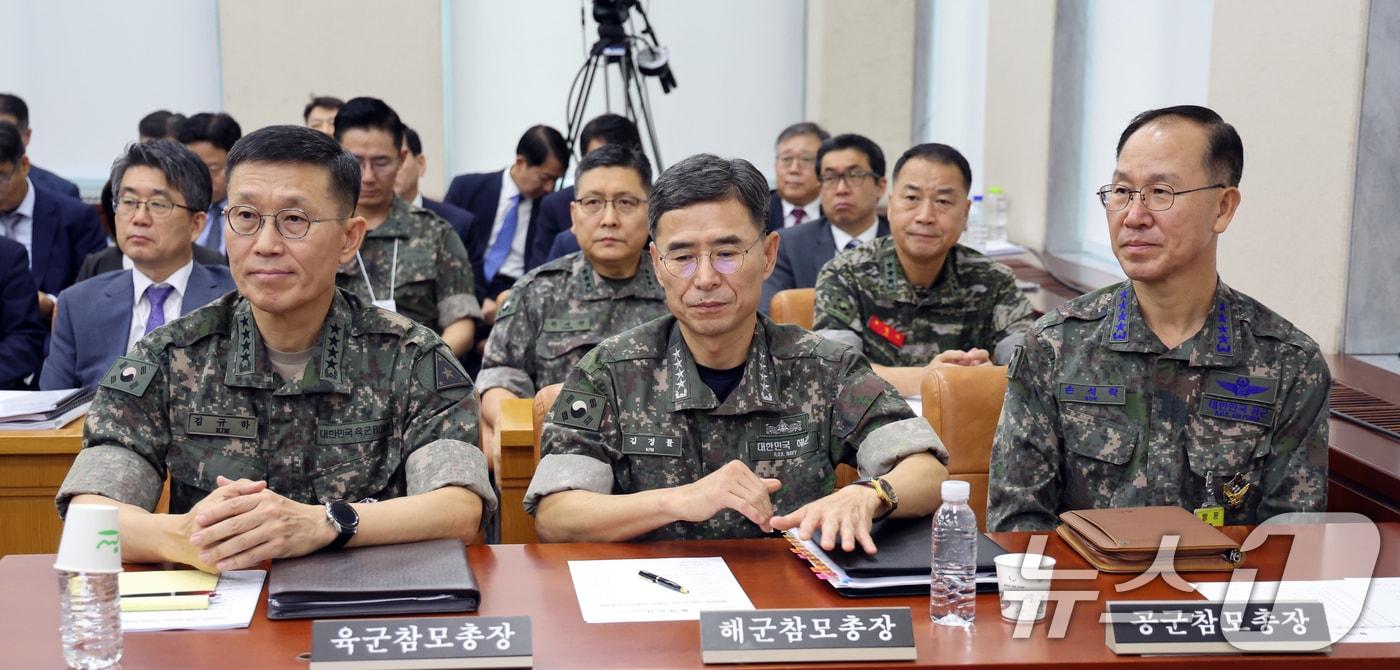 본문 이미지 - 김규하 육군참모총장(왼쪽부터), 김경률 해군참모총장, 손석락 공군참모청장이 20일 오전 서울 여의도 국회에서 열린 국방위원회 전체회의에 자리하고 있다. 2026.8.20 ⓒ 뉴스1 황기선 기자