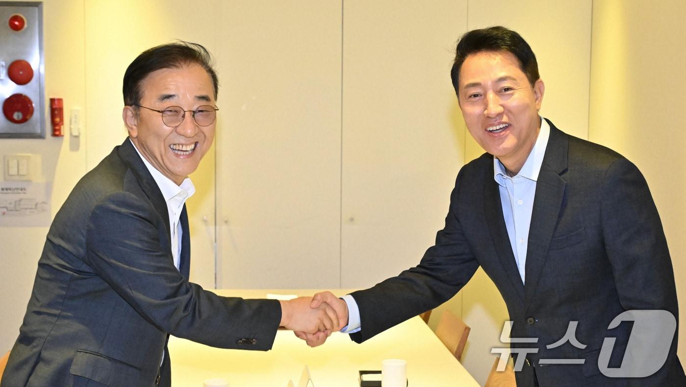 본문 이미지 - 김윤덕 국토교통부 장관(왼쪽)과 오세훈 서울시장이 20일 오전 서울 중구 달개비에서 주택공급 관련 회동을 하기 전 악수하고 있다. (공동취재) 2026.8.20 ⓒ 뉴스1 박지혜 기자