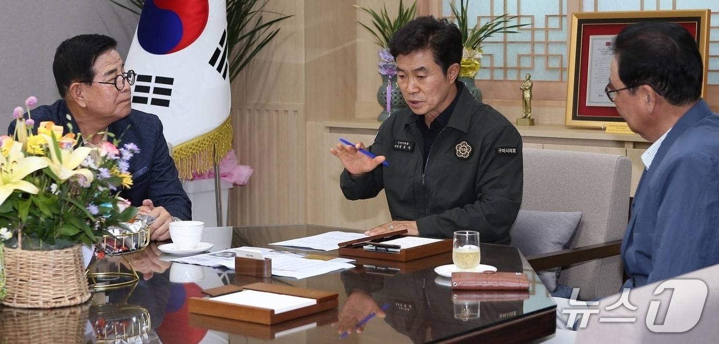본문 이미지 - 강승수 구미시의장이 대한노인회 구미시지회 강석진·정욱영 감사와 대화하고 있다.(구미시의회 제공. 재판매 및 DB금지)/뉴스1