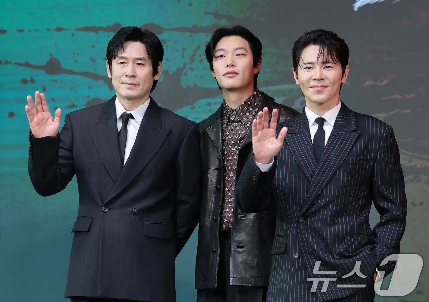 본문 이미지 - 배우 설경구(왼쪽부터)와 류준열, 이규형이 20일 서울 마포구 호텔 나루 서울 엠갤러리에서 열린 넷플릭스 시리즈 '들쥐'(감독 김홍선) 제작발표회에서 포즈를 취하고 있다. 동명의 웹툰을 원작으로 하는 ‘들쥐’는 의문의 존재 들쥐에게 이름, 얼굴, 인생을 송두리째 빼앗긴 소설가 문재(류준열 분)와 잃어버린 돈을 회수하려는 사채업자 노자(설경구 분), 그리고 형사 순용(이규형 분)이 들쥐의 정체를 쫓으며 벌어지는 이야기를 그린 추적 스릴러다. 2026.8.20 ⓒ 뉴스1 권현진 기자
