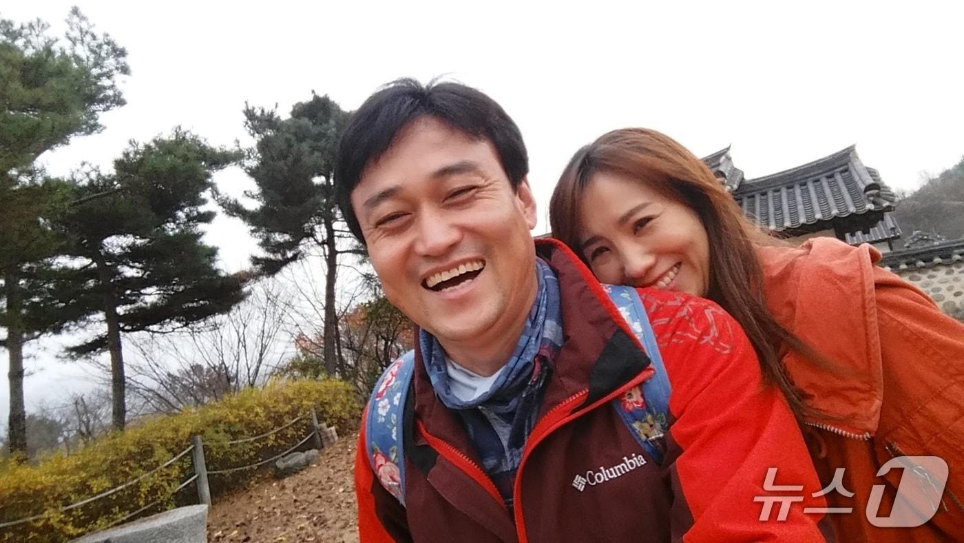 본문 이미지 - 기증자 양성우 씨(왼쪽)와 아내 강산주 씨가 생전에 촬영했던 사진.(한국장기조직기증원 제공)