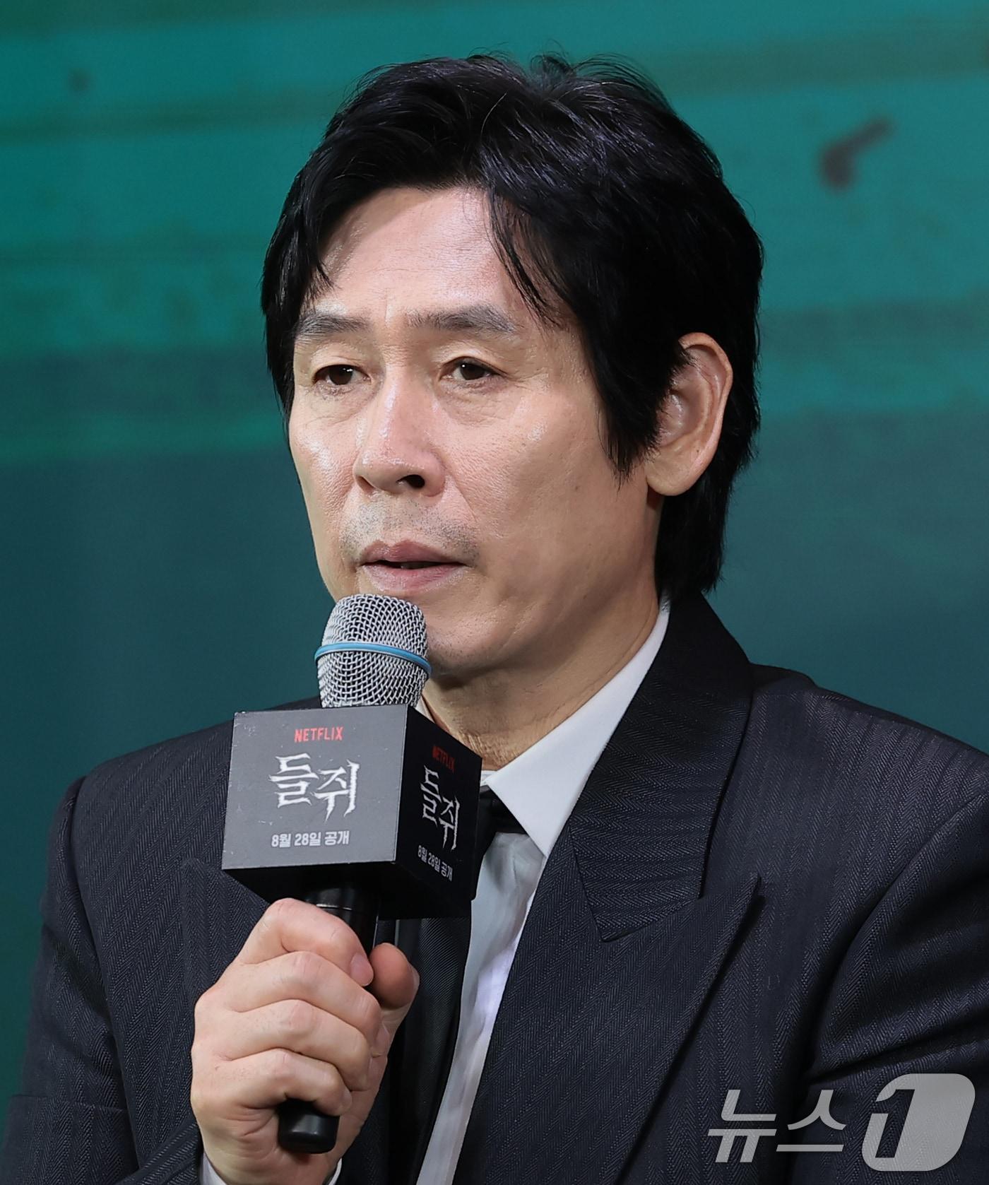 본문 이미지 - 배우 설경구가 20일 서울 마포구 호텔 나루 서울 엠갤러리에서 열린 넷플릭스 시리즈 '들쥐'(감독 김홍선) 제작발표회에서 인사말을 하고 있다. 동명의 웹툰을 원작으로 하는 ‘들쥐’는 의문의 존재 들쥐에게 이름, 얼굴, 인생을 송두리째 빼앗긴 소설가 문재(류준열 분)와 잃어버린 돈을 회수하려는 사채업자 노자(설경구 분), 그리고 형사 순용(이규형 분)이 들쥐의 정체를 쫓으며 벌어지는 이야기를 그린 추적 스릴러다. 2026.8.20 ⓒ 뉴스1 권현진 기자