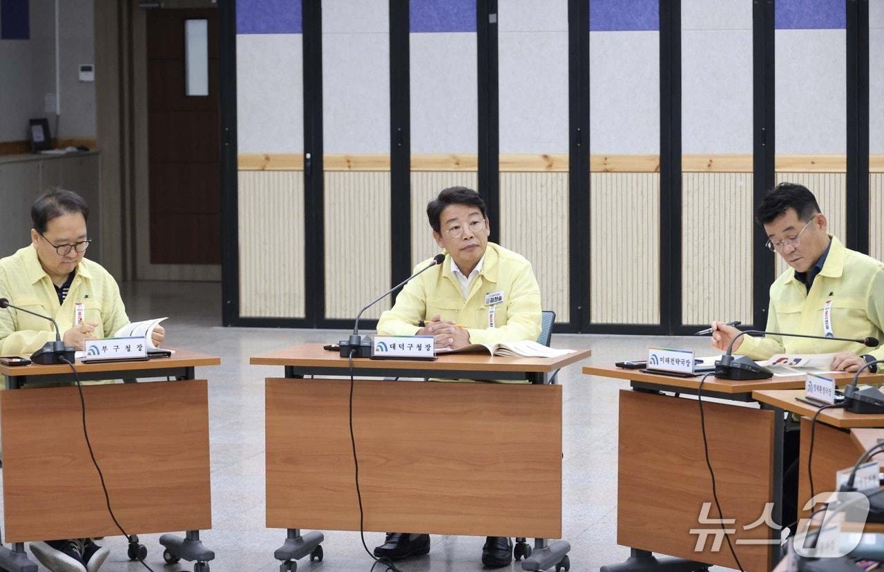 본문 이미지 - 김찬술 구청장이 전시 현안 과제 토의를 하고 있다.(대덕구 제공. 재판매 및 DB금지)/뉴스1