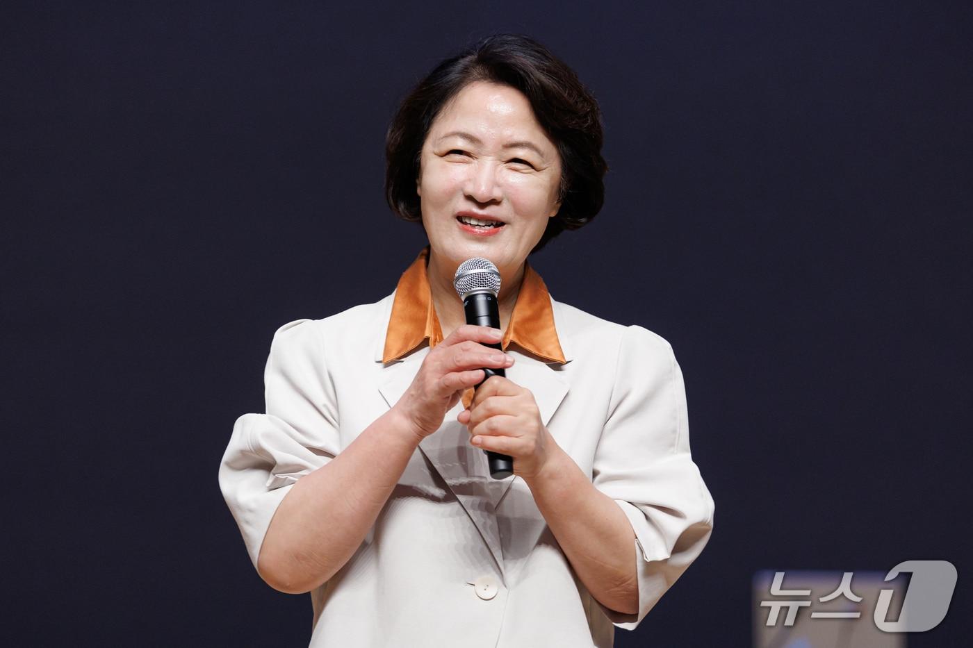 본문 이미지 - 추미애 경기도지사가 경기도 간부공무원을 대상으로한 성희롱·성폭력 예방 특별교육에 앞서 인사말을 하고 있다.(경기도 제공. 재판매 및 DB금지)