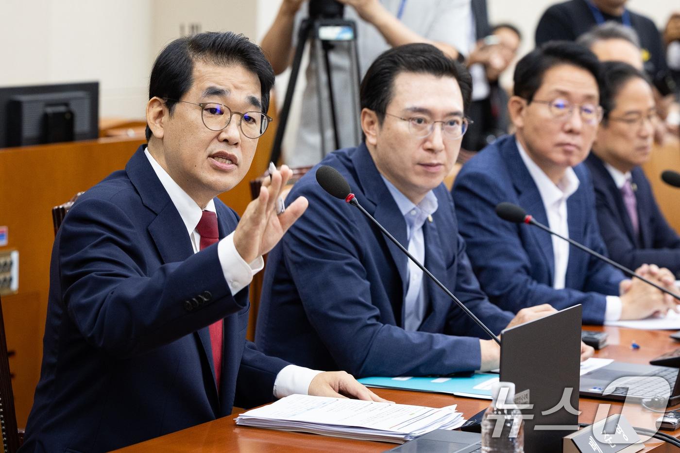 본문 이미지 - 국회 재정경제기획위원회 배준영 국민의힘 간사가 20일 서울 여의도 국회에서 열린 제438회 국회(임시회) 재정경제기획위원회 제1차 전체회의에서 조승래 위원장의 의사진행에 항의하고 있다. 2026.8.20 ⓒ 뉴스1 유승관 기자