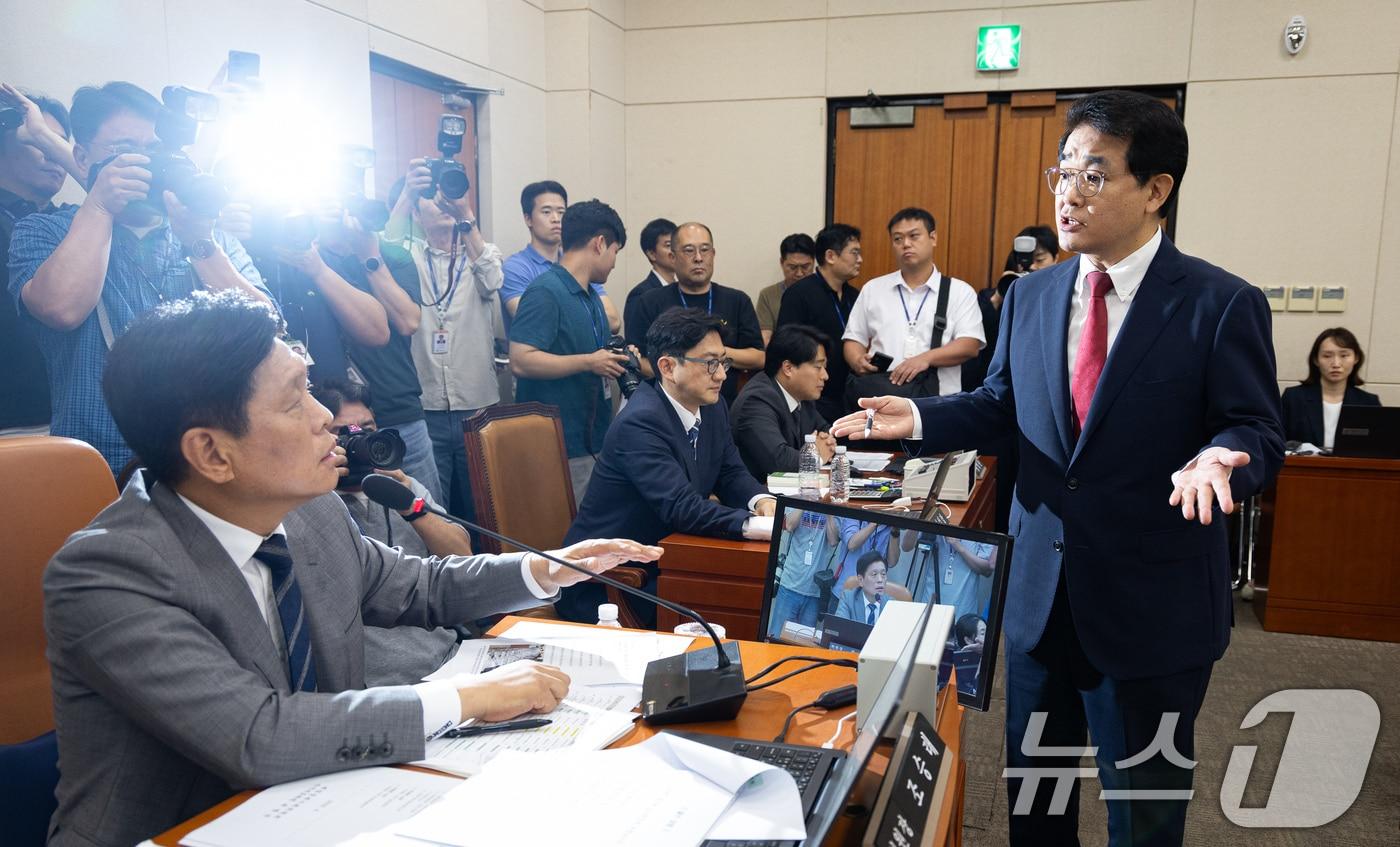 본문 이미지 - 국회 재정경제기획위원회 배준영 국민의힘 간사가 20일 서울 여의도 국회에서 열린 제438회 국회(임시회) 재정경제기획위원회 제1차 전체회의에서 조승래 위원장의 의사진행에 항의하고 있다. 2026.8.20 ⓒ 뉴스1 유승관 기자