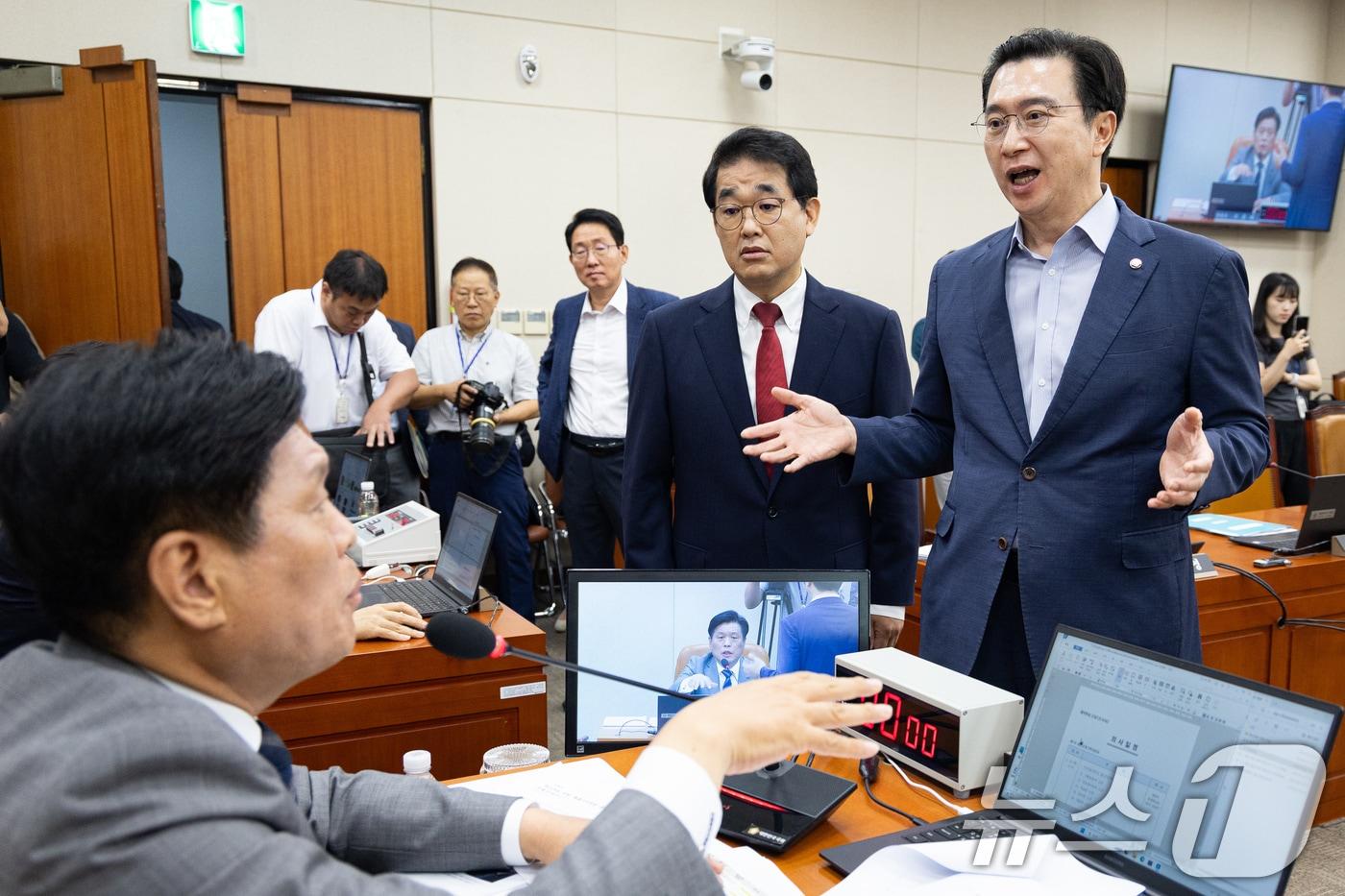 본문 이미지 - 국회 재정경제기획위원회 배준영 국민의힘 간사와 강민국 의원. 2026.8.20 ⓒ 뉴스1 유승관 기자
