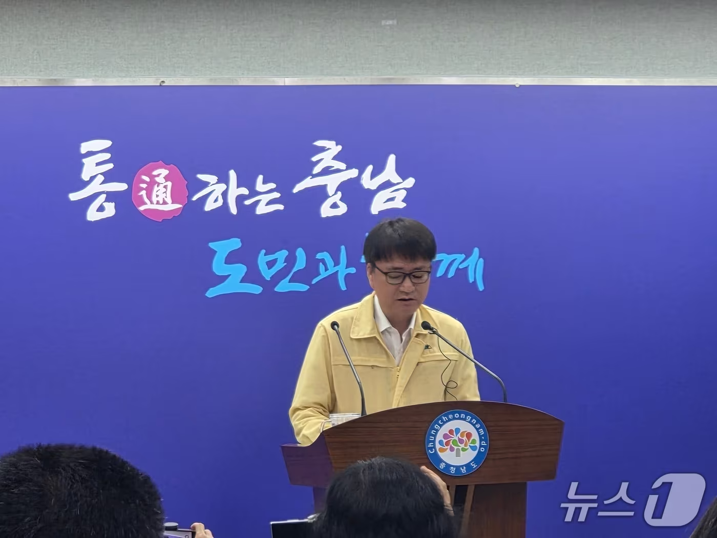 본문 이미지 - 임성범 충남도 해양정책과장이 천수만 이상 현상에 대해 브리핑하고 있다.2026.8.20/뉴스1