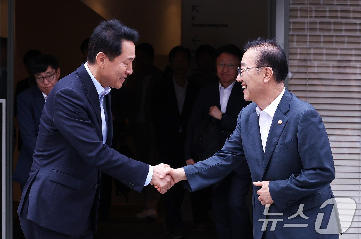 본문 이미지 - 김윤덕 국토교통부 장관과 오세훈 서울시장이 20일 서울 중구 정동에서 서울 주택 공급 방안을 논의하기 위한 회동을 마친 뒤 인사하고 있다.  2026.8.20 ⓒ 뉴스1 박지혜 기자