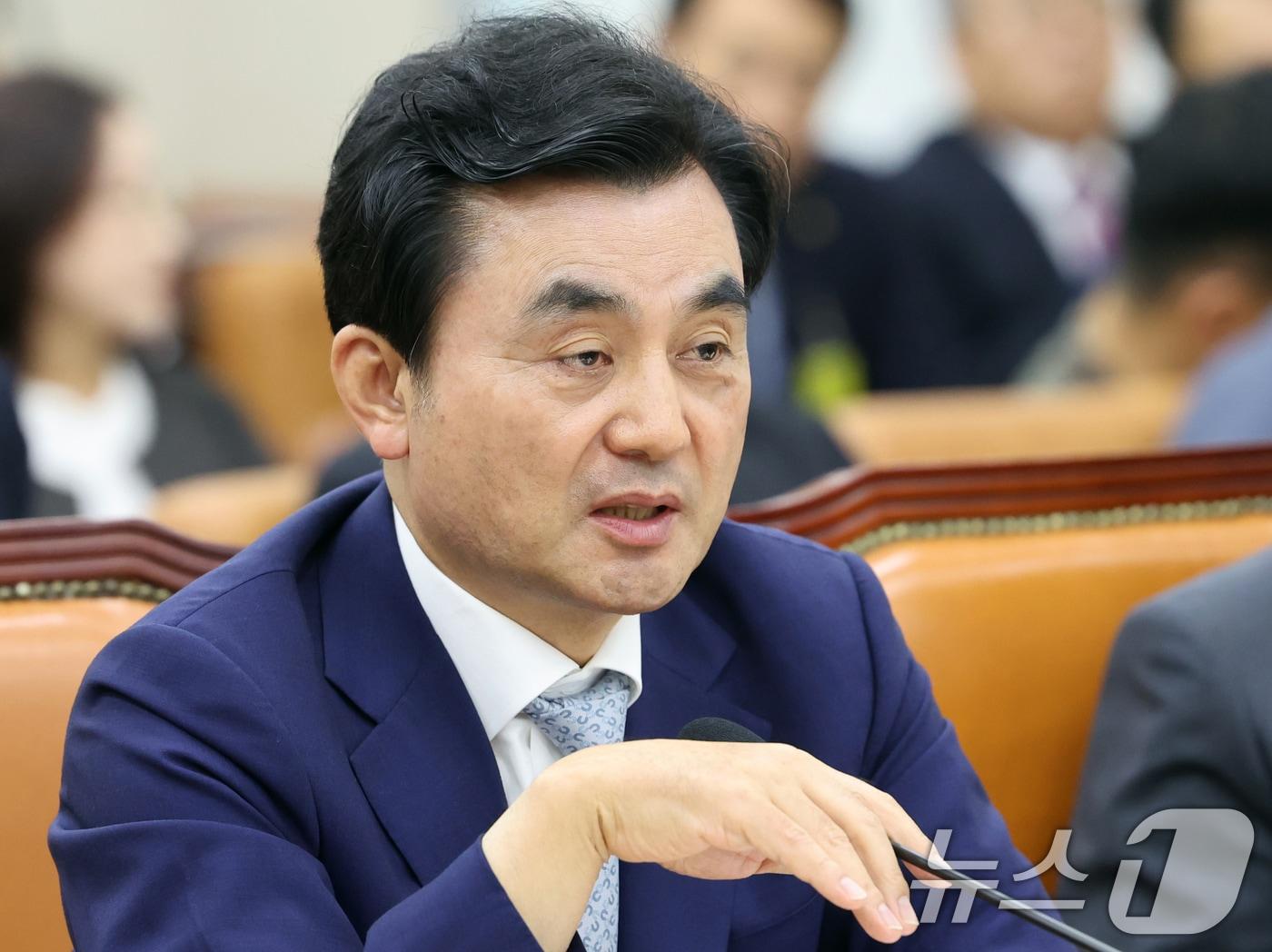 본문 이미지 - 안규백 국방부 장관이 20일 오전 서울 여의도 국회에서 열린 국방위원회 전체회의에서 의원질의에 답하고 있다. 2026.8.20 ⓒ 뉴스1 황기선 기자