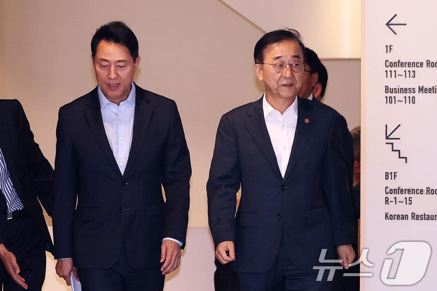 본문 이미지 - 김윤덕 국토교통부 장관과 오세훈 서울시장이 20일 서울 중구 정동에서 서울 주택 공급 방안을 논의하기 위한 회동을 마친 뒤 이동하고 있다.  2026.8.20 ⓒ 뉴스1 박지혜 기자