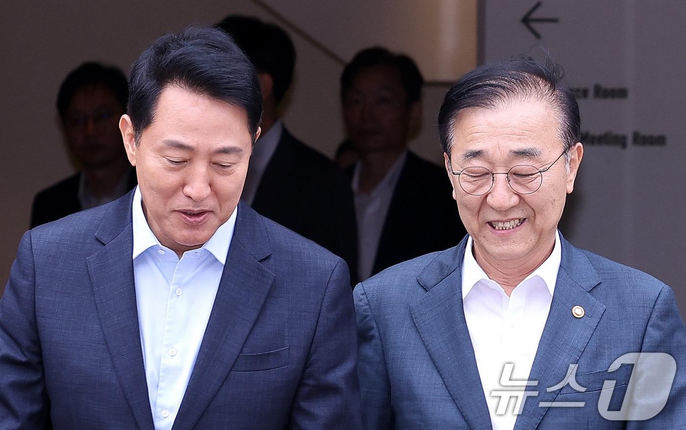 본문 이미지 - 김윤덕 국토교통부 장관과 오세훈 서울시장이 20일 서울 중구 정동에서 서울 주택 공급 방안을 논의하기 위한 회동을 마친 뒤 이동하고 있다. 이번 회동은 정부의 추가 주택 공급대책 발표를 앞두고 용산공원과 용산국제업무지구, 개발제한구역(그린벨트) 등 서울 핵심 주택 공급부지를 둘러싼 정부와 서울시 간 견해차를 좁히기 위해 마련됐다. ⓒ 뉴스1 박지혜 기자