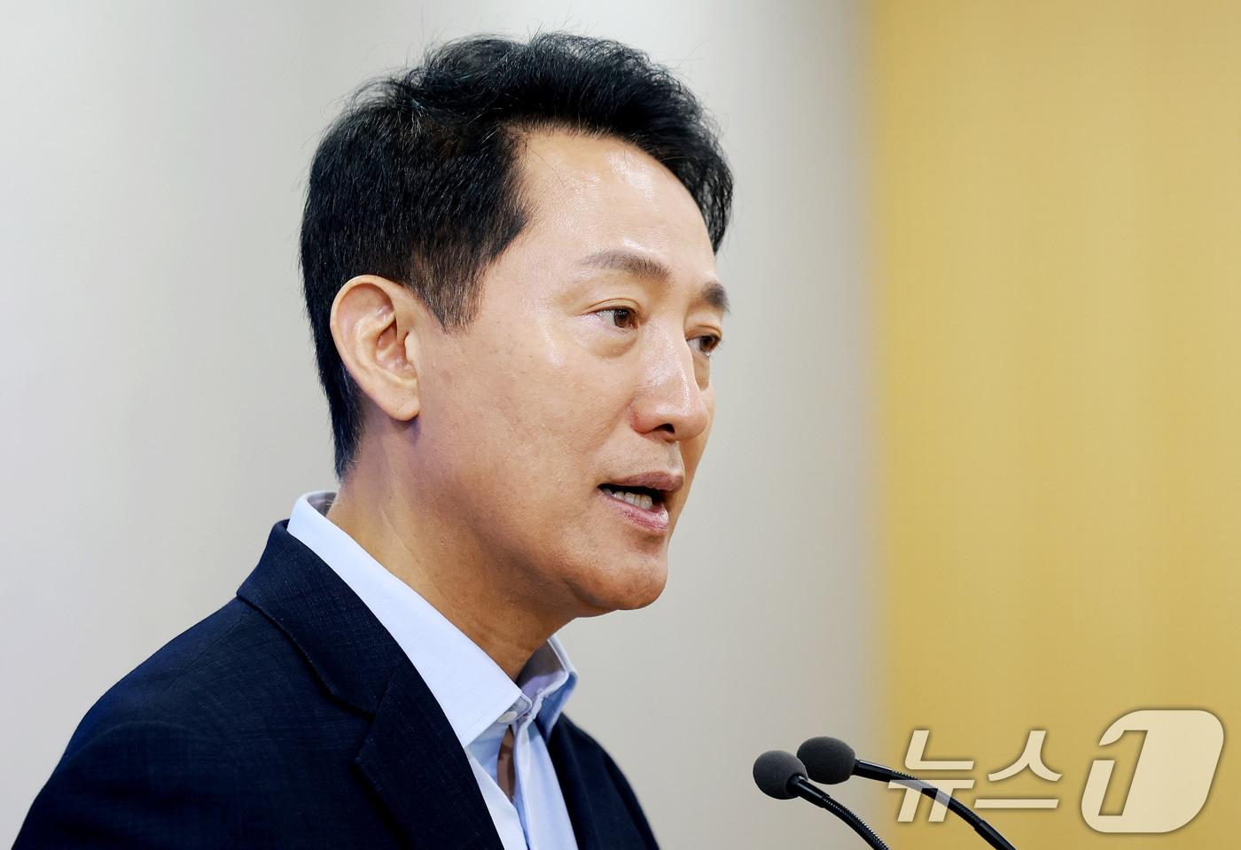 본문 이미지 - 오세훈 서울시장이 20일 중구 서울시청 브리핑룸에서 김윤덕 국토교통부 장관과의 서울 주택 공급 방안 논의 면담 결과를 발표하기 위해 입장하고 있다. 2026.8.20 ⓒ 뉴스1 이호윤 기자