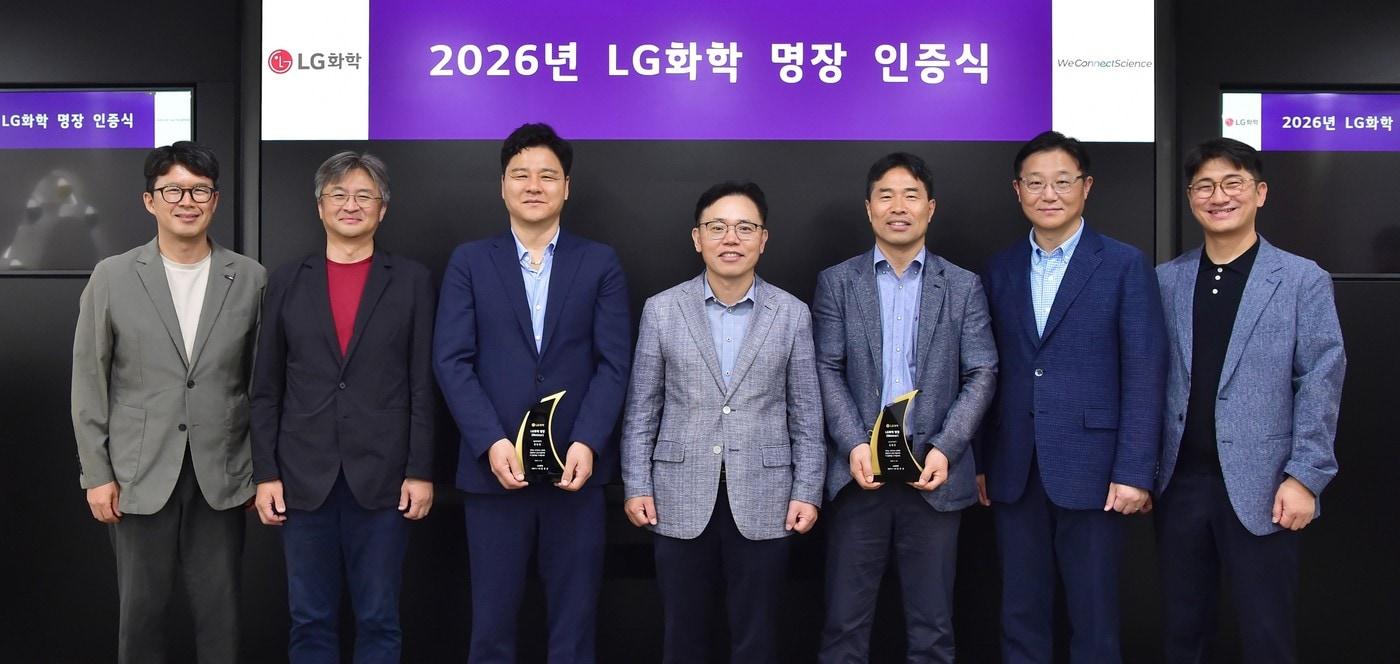 본문 이미지 - '2026 LG화학 명장' 인증식에서 CEO 김동춘 사장과 명장으로 선정된 장현정 실장(왼쪽), 김병운 과장(우측)이 함께 기념 촬영을 하고 있다. (LG화학 제공)