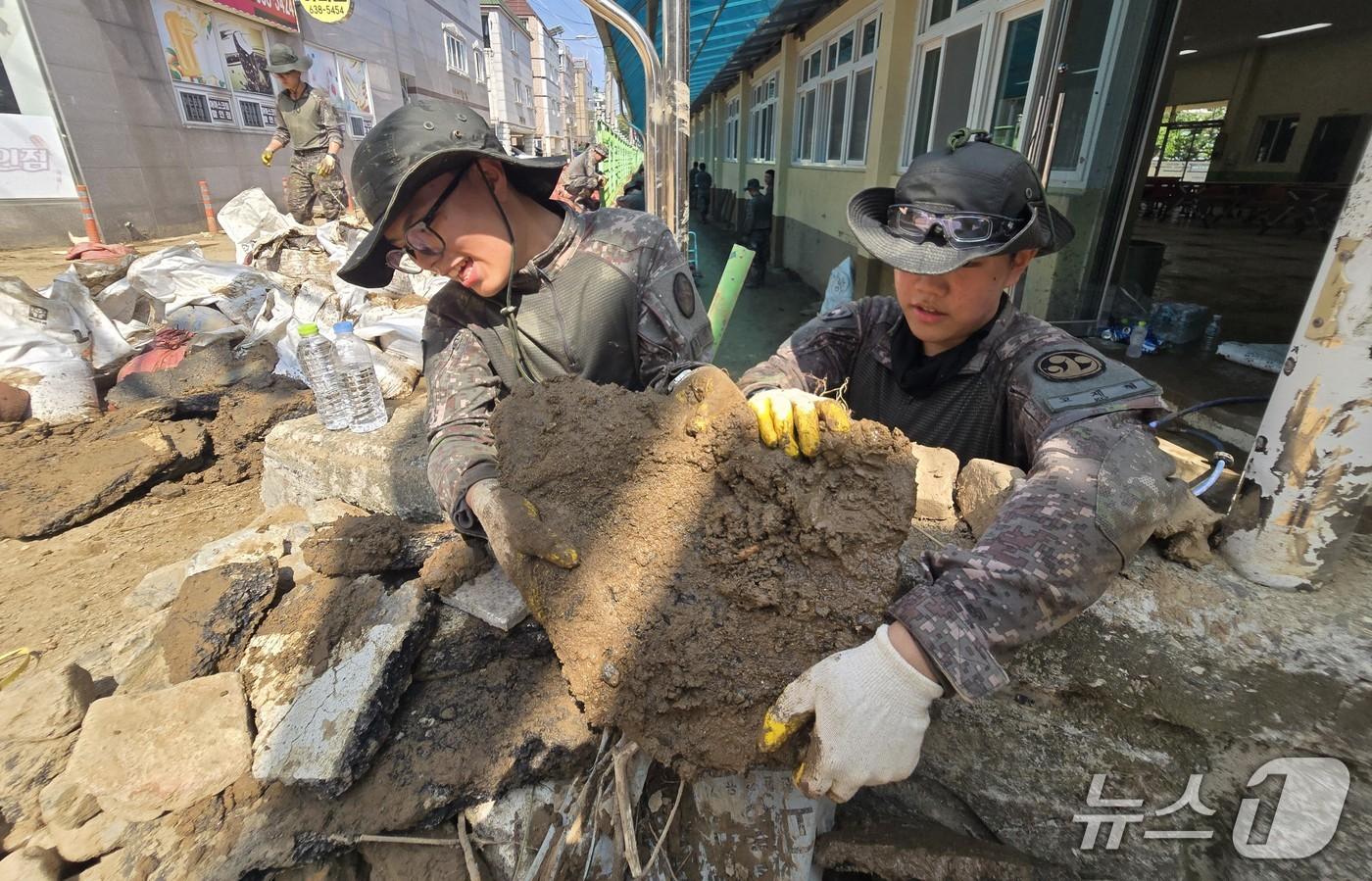 본문 이미지 - 20일 오전 폭우 피해를 입은 거제 지역 일대에서 육군 장병들이 수해복구를 지원하고 있다. (국방부 제공)