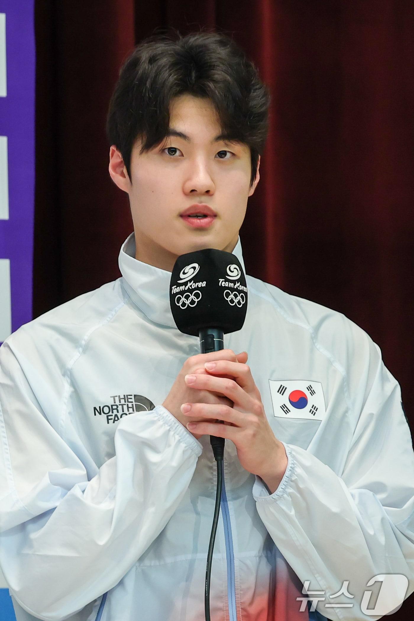 본문 이미지 - 수영 국가대표 황선우가 20일 충북 진천선수촌에서 열린 2026 아이치·나고야하계아시아경기대회 D-30 미디어데이 대한민국선수단 기자회견에 참석해 각오를 밝히고 있다. 2026.8.20 ⓒ 뉴스1 안은나 기자