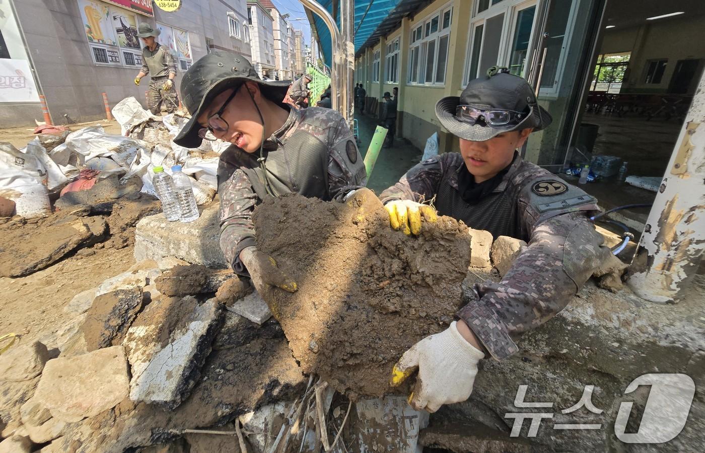 본문 이미지 - 폭우 피해를 입은 경남 거제 지역 일대에서 육군 장병들이 수해복구를 지원하고 있다. (국방부 제공. 재판매 및 DB금지) 2026.8.20 ⓒ 뉴스1
