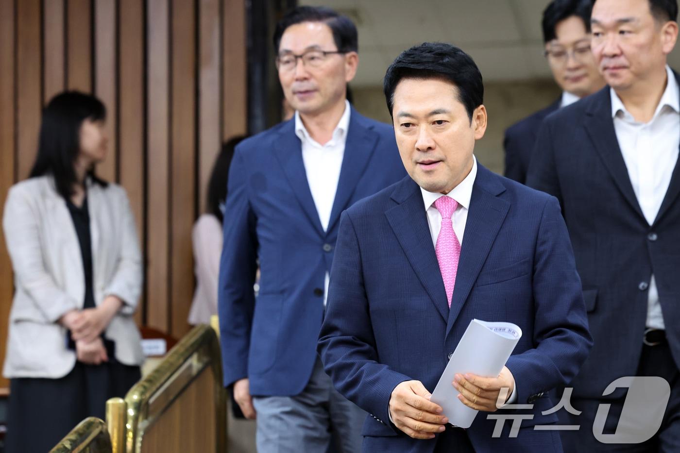 본문 이미지 - 장동혁 국민의힘 대표가 20일 오후 서울 여의도 국회에서 열린 '이재명 정부 2년차 실정 평가 대토론회'에 참석하고 있다. 2026.8.20 ⓒ 뉴스1 황기선 기자