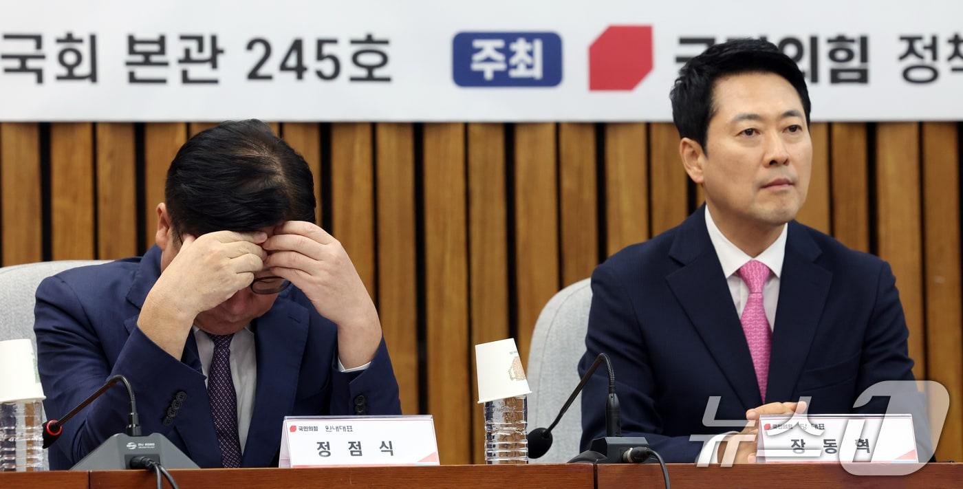 본문 이미지 - 국민의힘 장동혁 대표와 정점식 원내대표가 20일 오후 서울 여의도 국회에서 열린 '이재명 정부 2년차 실정 평가 대토론회'에 자리하고 있다. 2026.8.20 ⓒ 뉴스1 황기선 기자