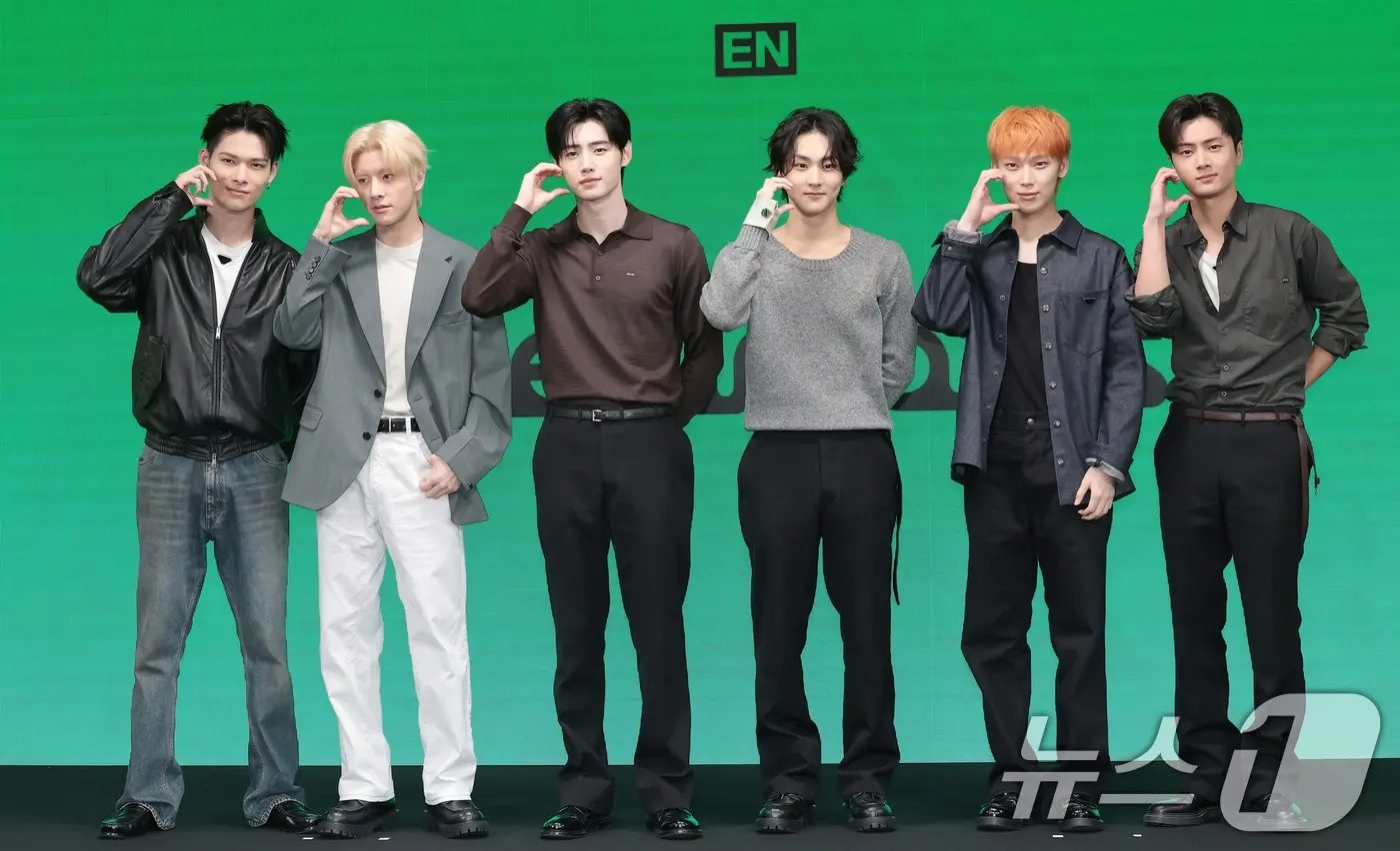 본문 이미지 - 그룹 엔하이픈(ENHYPEN)의 니키(왼쪽부터)와 제이크, 성훈, 정원, 선우, 제이가 20일 오후 서울 용산구 몬드리안 서울 이태원에서 열린 미니 8집 ‘더 신 : 블리스(THE SIN : BLISS)’ 발매 기자간담회에서 포즈를 취하고 있다. 2026.8.20 ⓒ 뉴스1 권현진 기자
