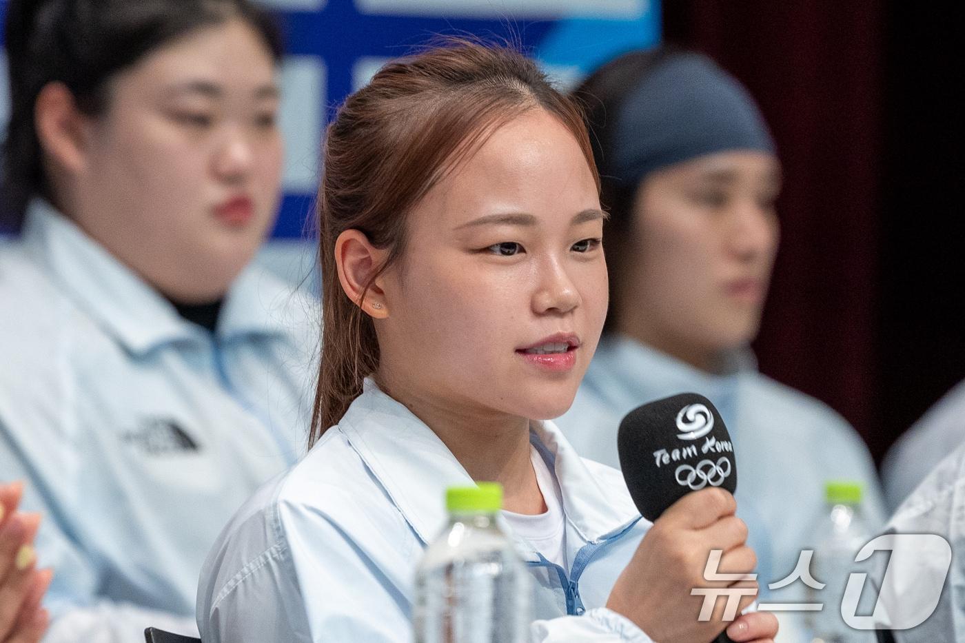 본문 이미지 - 체조 국가대표 여서정이 20일 충북 진천선수촌에서 열린 2026 아이치·나고야하계아시아경기대회 D-30 미디어데이 대한민국선수단 기자회견에 참석해 각오를 밝히고 있다. 2026.8.20 ⓒ 뉴스1 안은나 기자