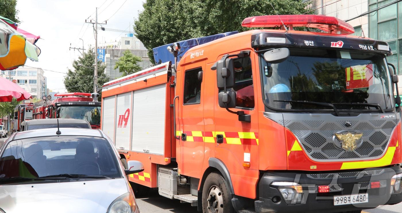 본문 이미지 - 광주 광산소방서가 20일  관내 송정매일시장 일대에서 소방차 길 터주기 훈련을 진행하고 있다. 2026.8.20 ⓒ 뉴스1 안재영 기자