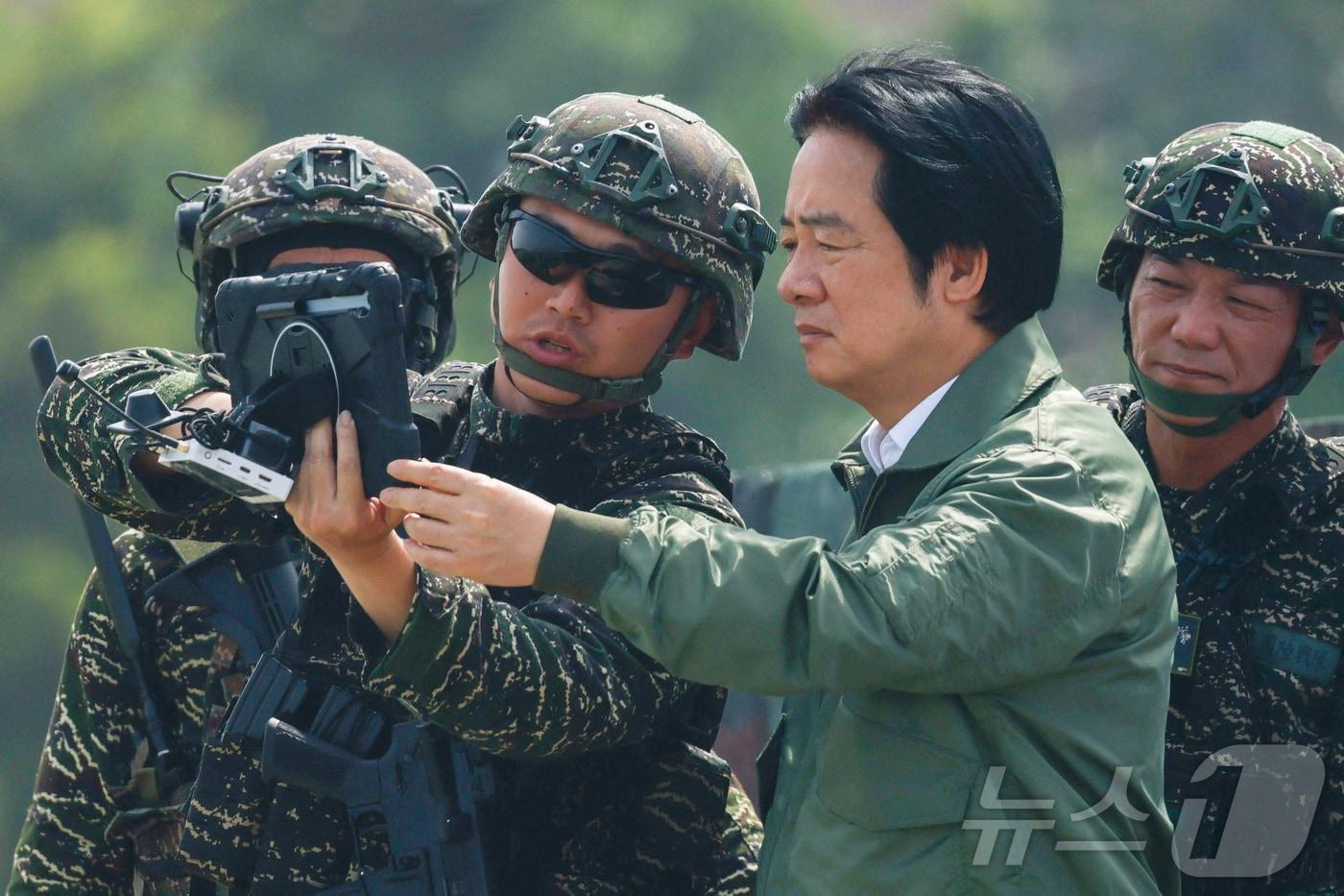 본문 이미지 - 8일(현지시간) 라이칭더 대만 총통이 카오슝에서 열린 연례 합동군사훈련인 '한광 훈련'에서 드론의 시범 비행을 지켜보고 있다. 2026.08.08 ⓒ 로이터=뉴스1