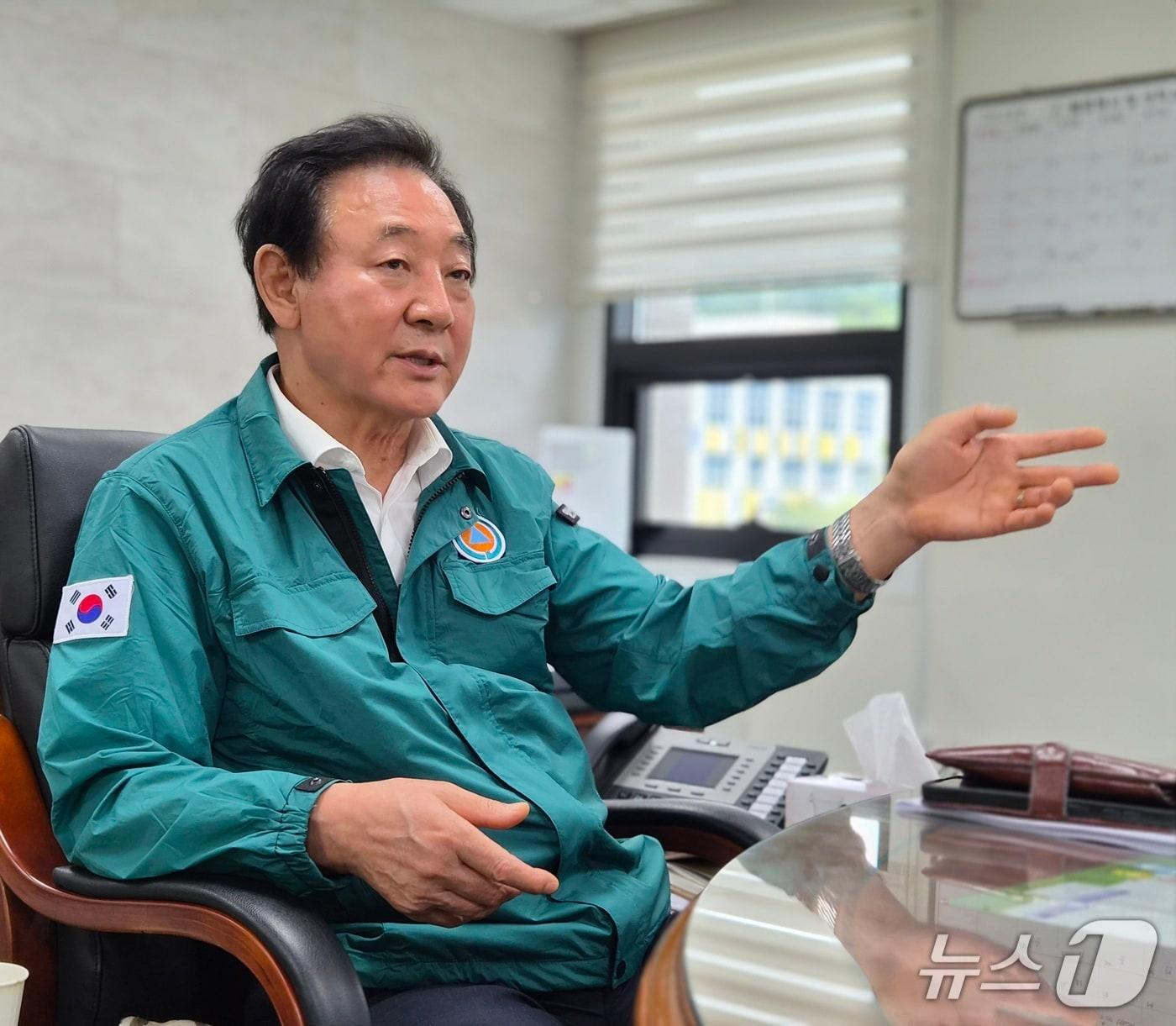 본문 이미지 - 박일배 양산시의회 의장이 뉴스1과 인터뷰를 하고 있다. 2026.8./20뉴스1 ⓒ News1 임순택 기자