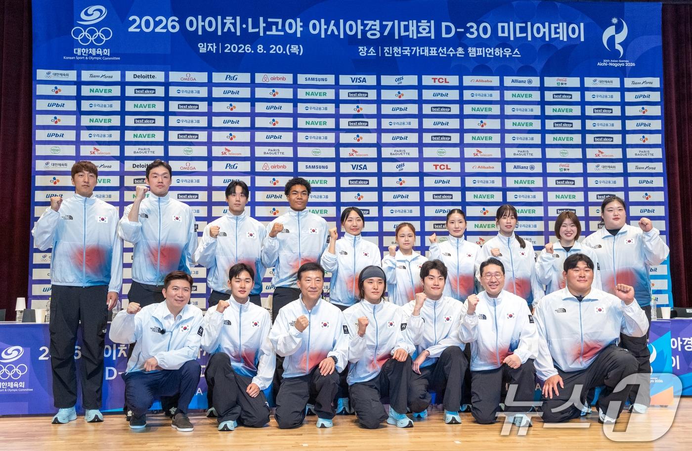 본문 이미지 - 유승민 대한체육회 회장과 이상현 선수단장, 김택수 선수촌장을 비롯해 국가대표 선수들이 20일 충북 진천선수촌에서 2026 아이치·나고야하계아시아경기대회 D-30 미디어데이 대한민국선수단 기자회견을 마친 뒤 기념 촬영을 하고 있다. 2026.8.20 ⓒ 뉴스1 안은나 기자