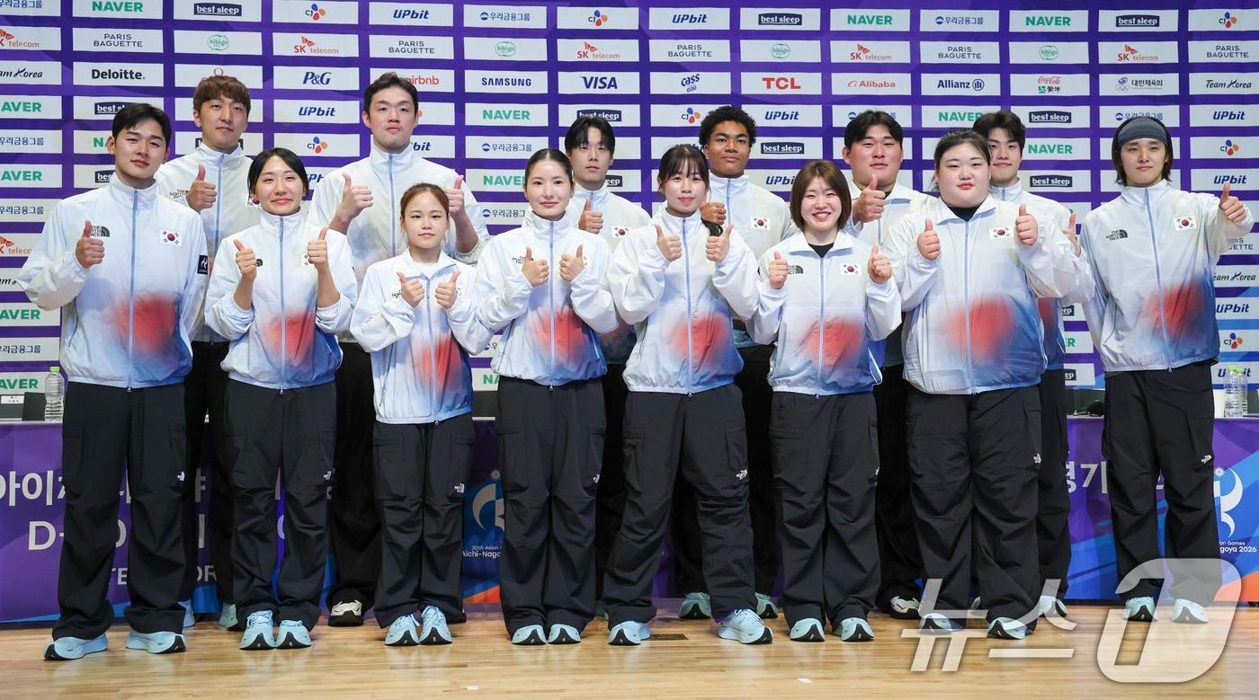 본문 이미지 - 국가대표 선수들이 20일 충북 진천선수촌에서 2026 아이치·나고야하계아시아경기대회 D-30 미디어데이 대한민국선수단 기자회견을 마친 뒤 기념 촬영을 하고 있다. 앞줄 왼쪽부터 전웅태, 성승민, 여서정, 송세라, 임애지, 허미미, 박혜정, 두번째줄 왼쪽부터 차영석, 이승현, 이재성, 나마디 조엘진, 김민종, 황선우, 김우민. 2026.8.20 ⓒ 뉴스1 안은나 기자
