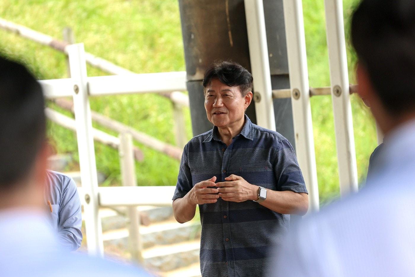본문 이미지 - 우희종 한국마사회장이 경마 현장 직원들을 격려하고 있다.(한국마사회 제공)